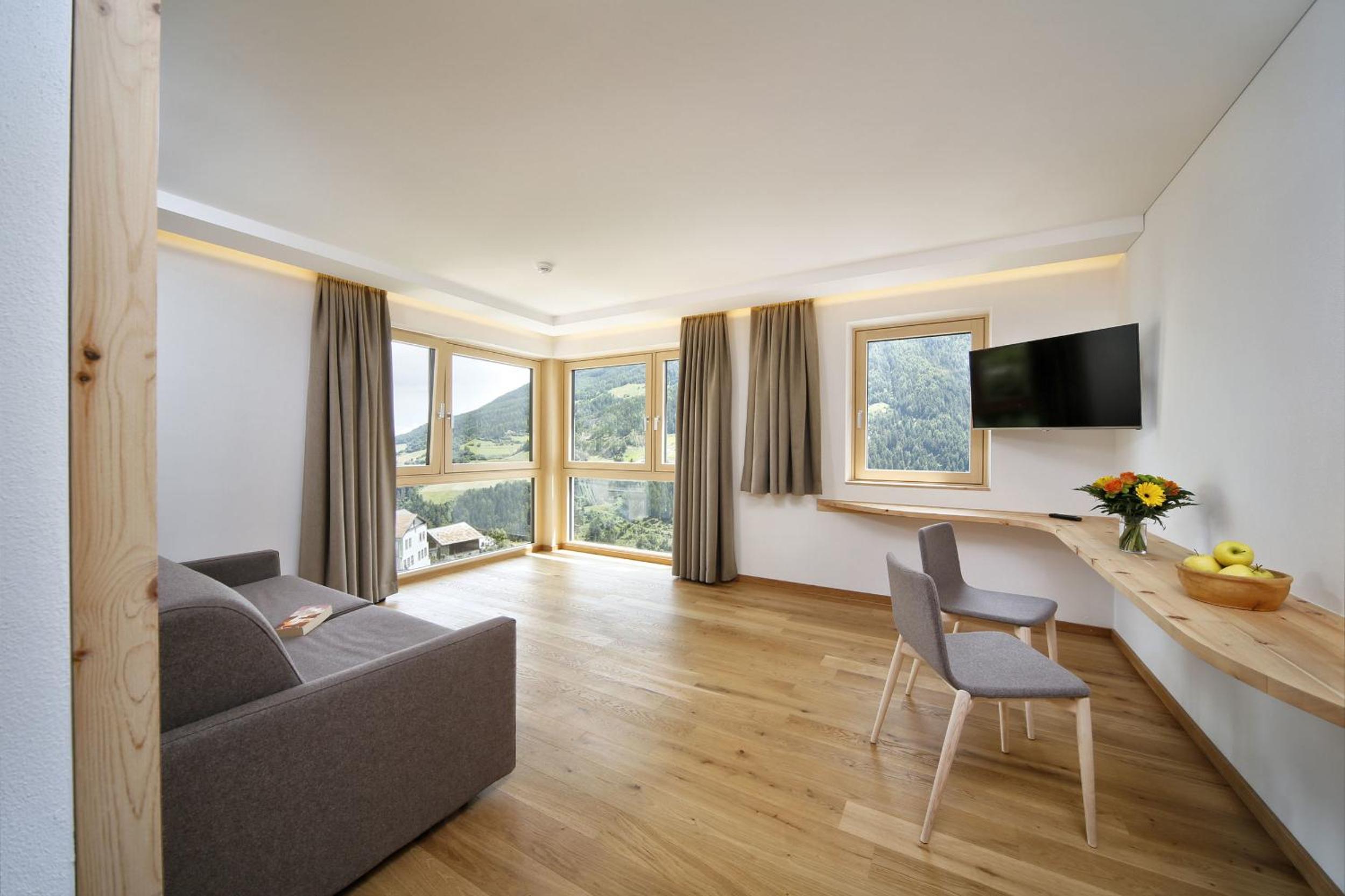 One-Bedroom Queen Suite with Sofa Bed photo 1