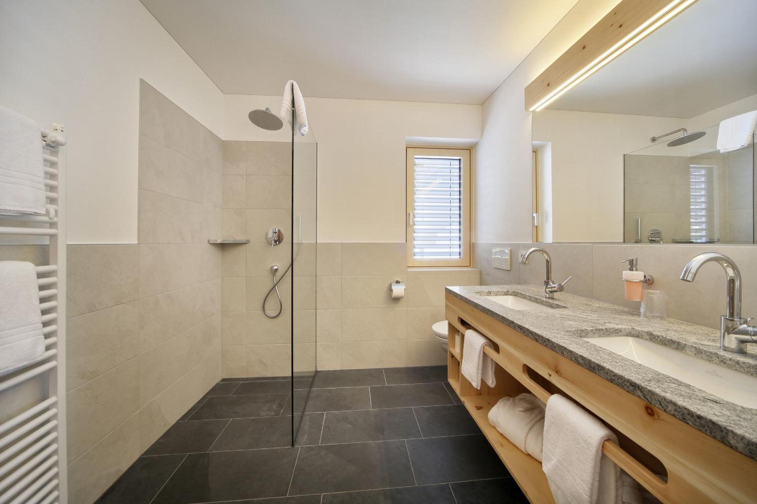 One-Bedroom Queen Suite with Sofa Bed photo 2