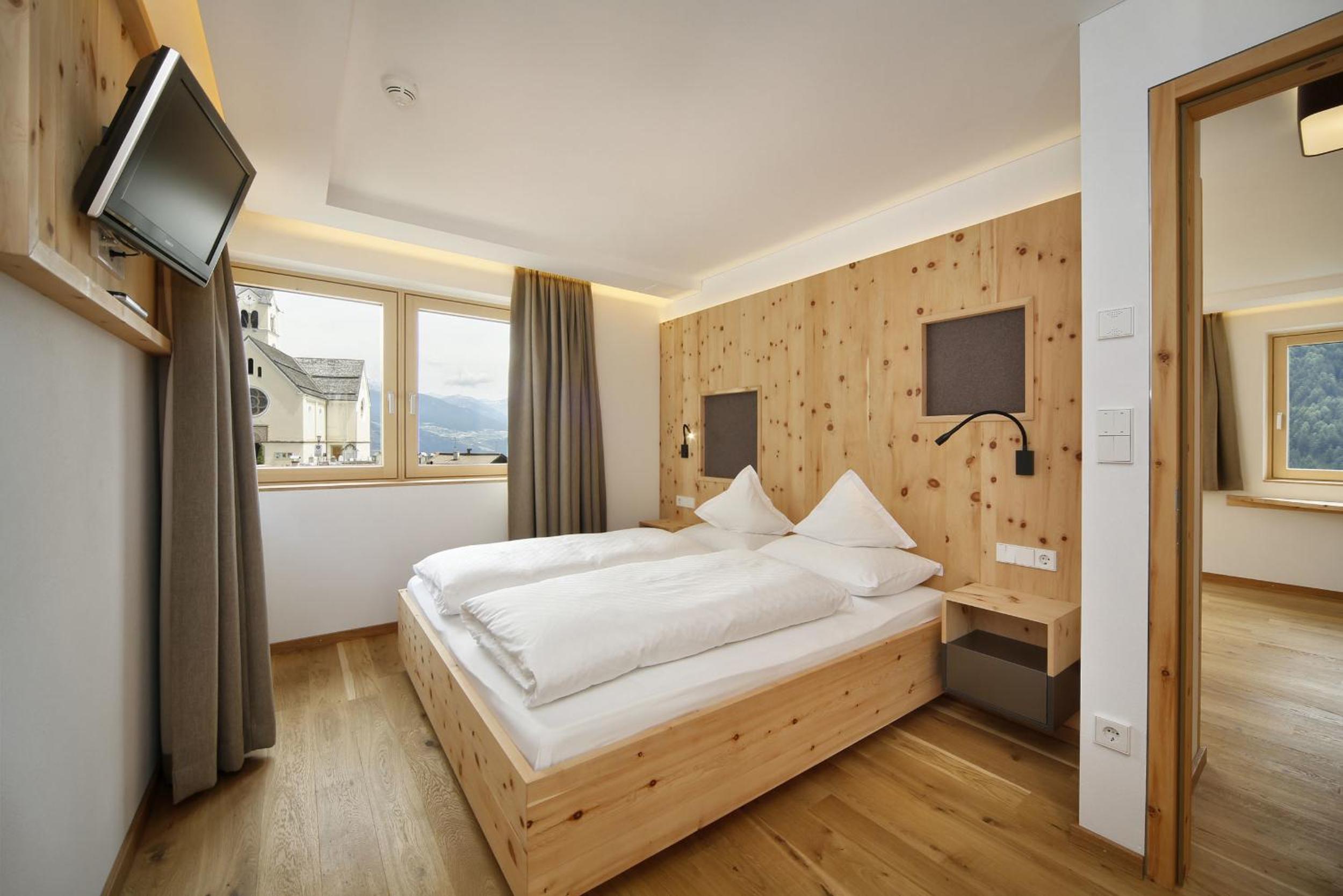 One-Bedroom Queen Suite with Sofa Bed photo 3