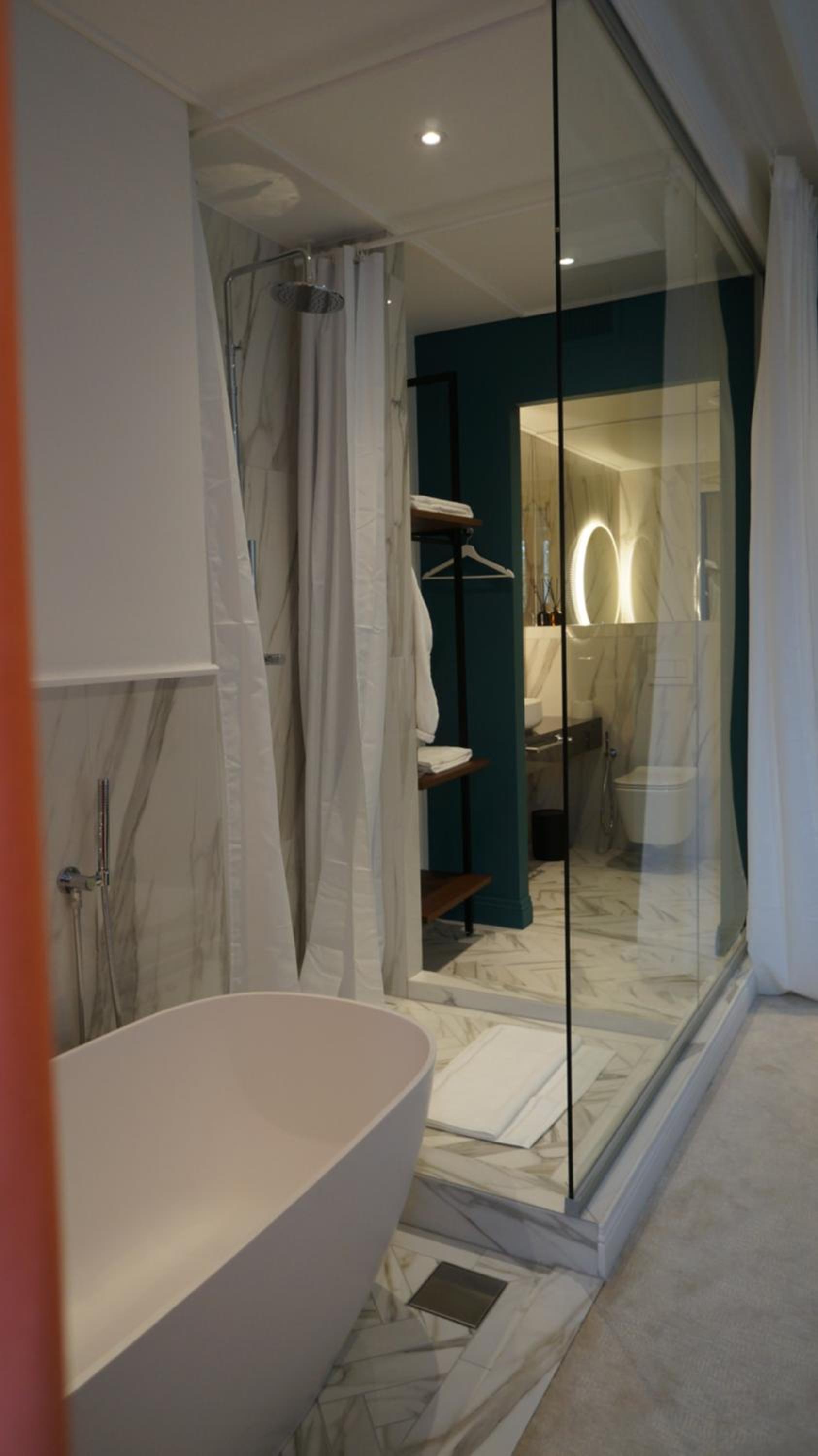 Deluxe King Suite - Photo 9