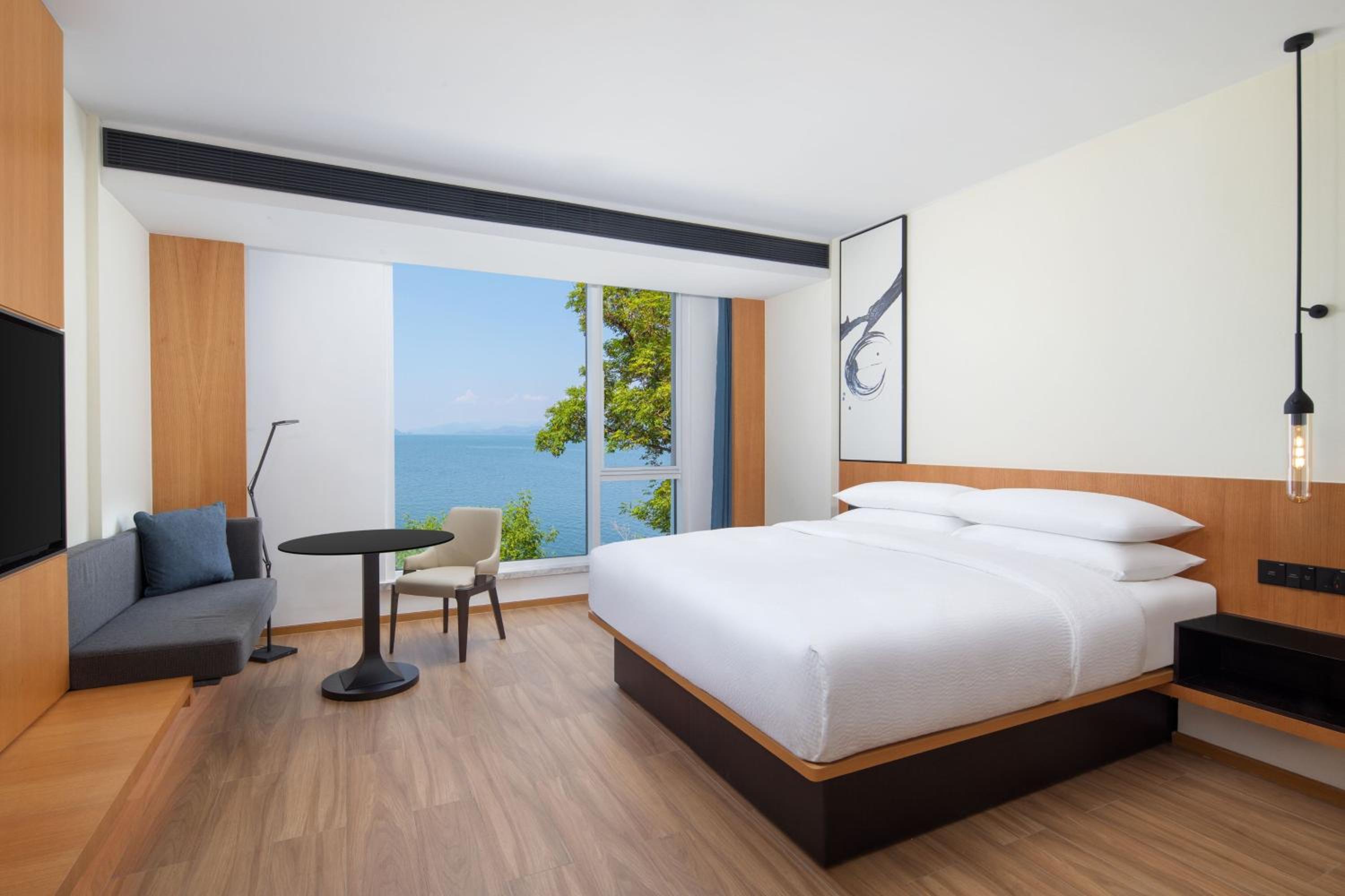 One-Bedroom King Suite with Garden View photo 1