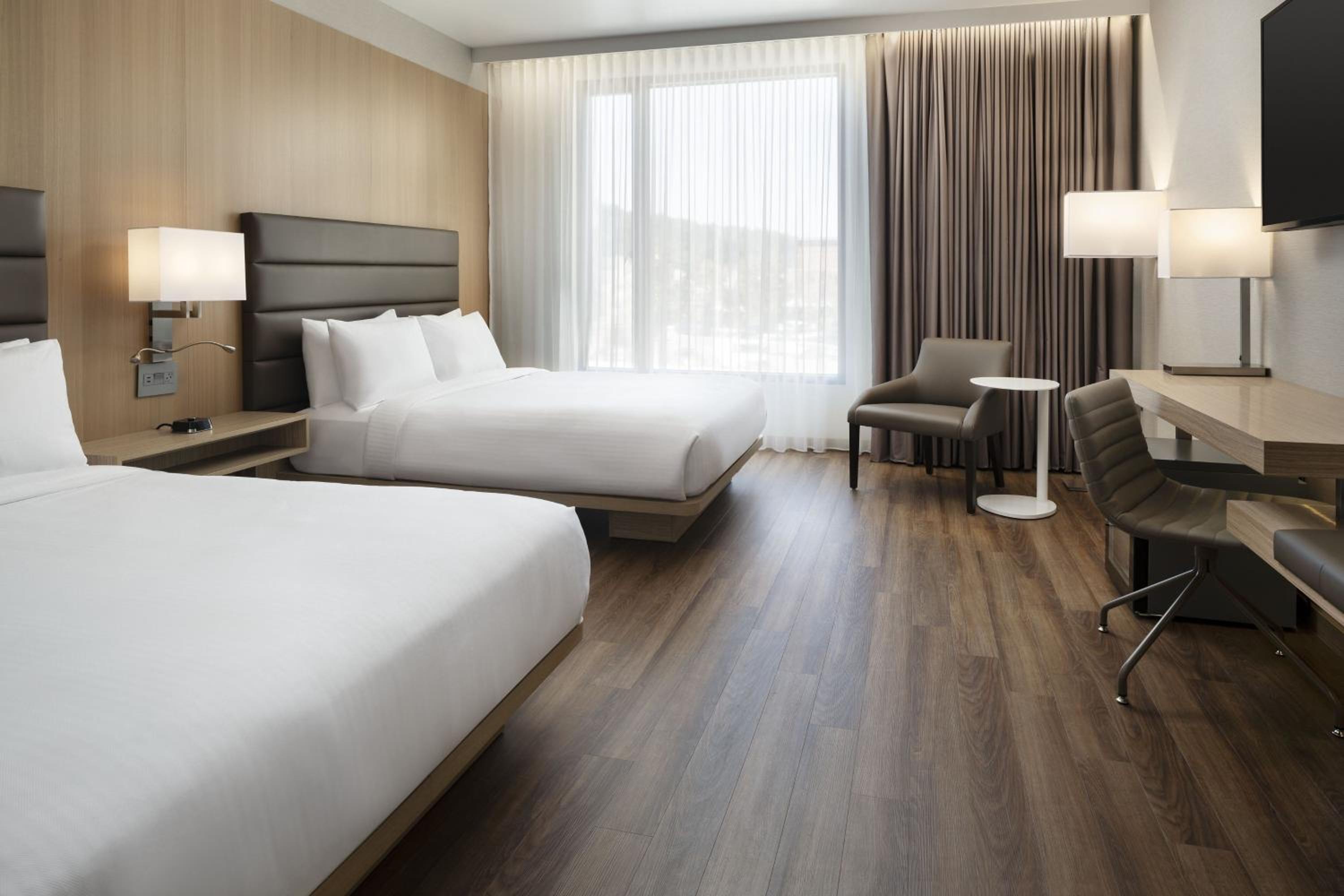 Premium Deluxe Queen Room with Two Queen Beds and Mountain View - Photo 8
