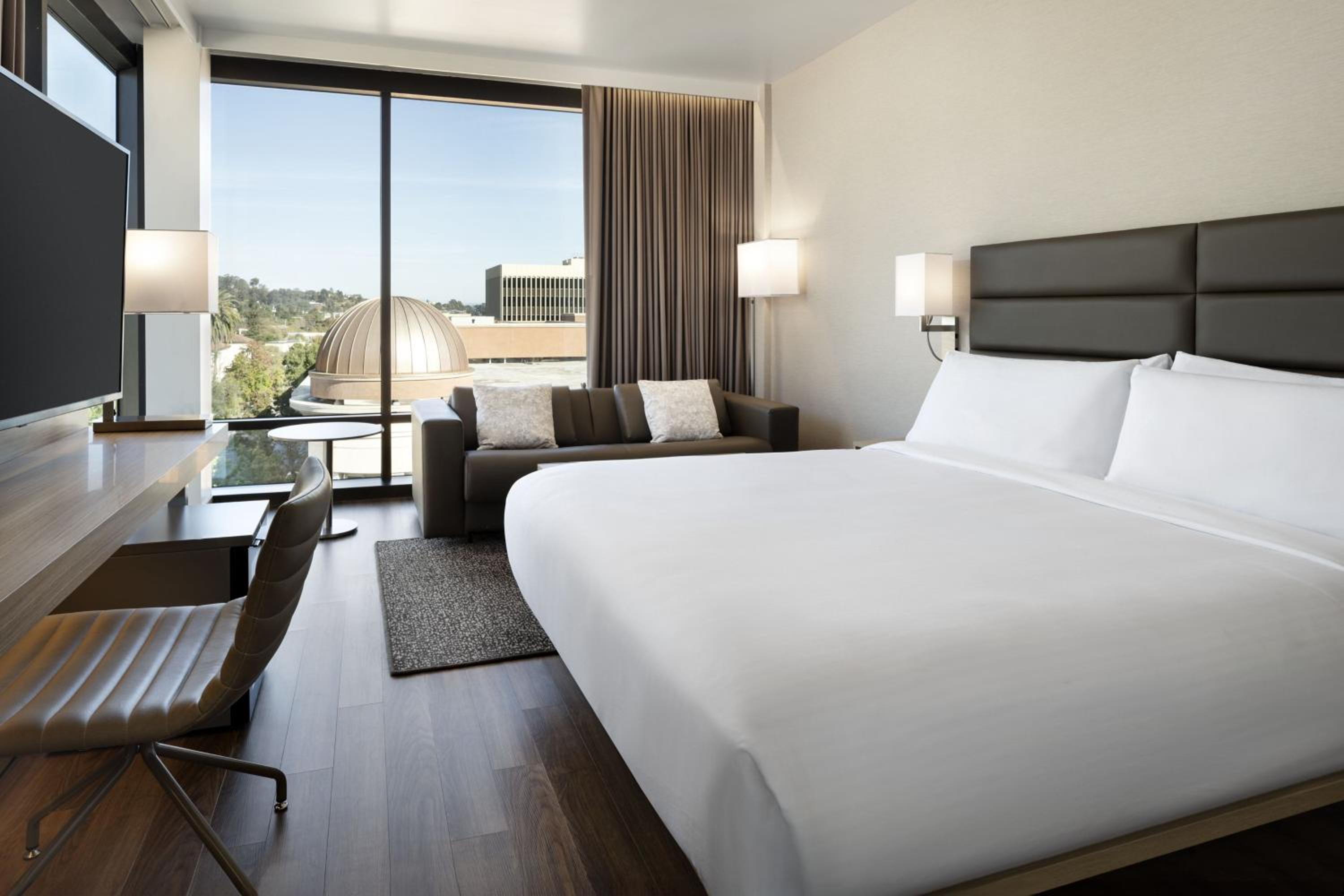 Premium Junior King Suite - Photo 2