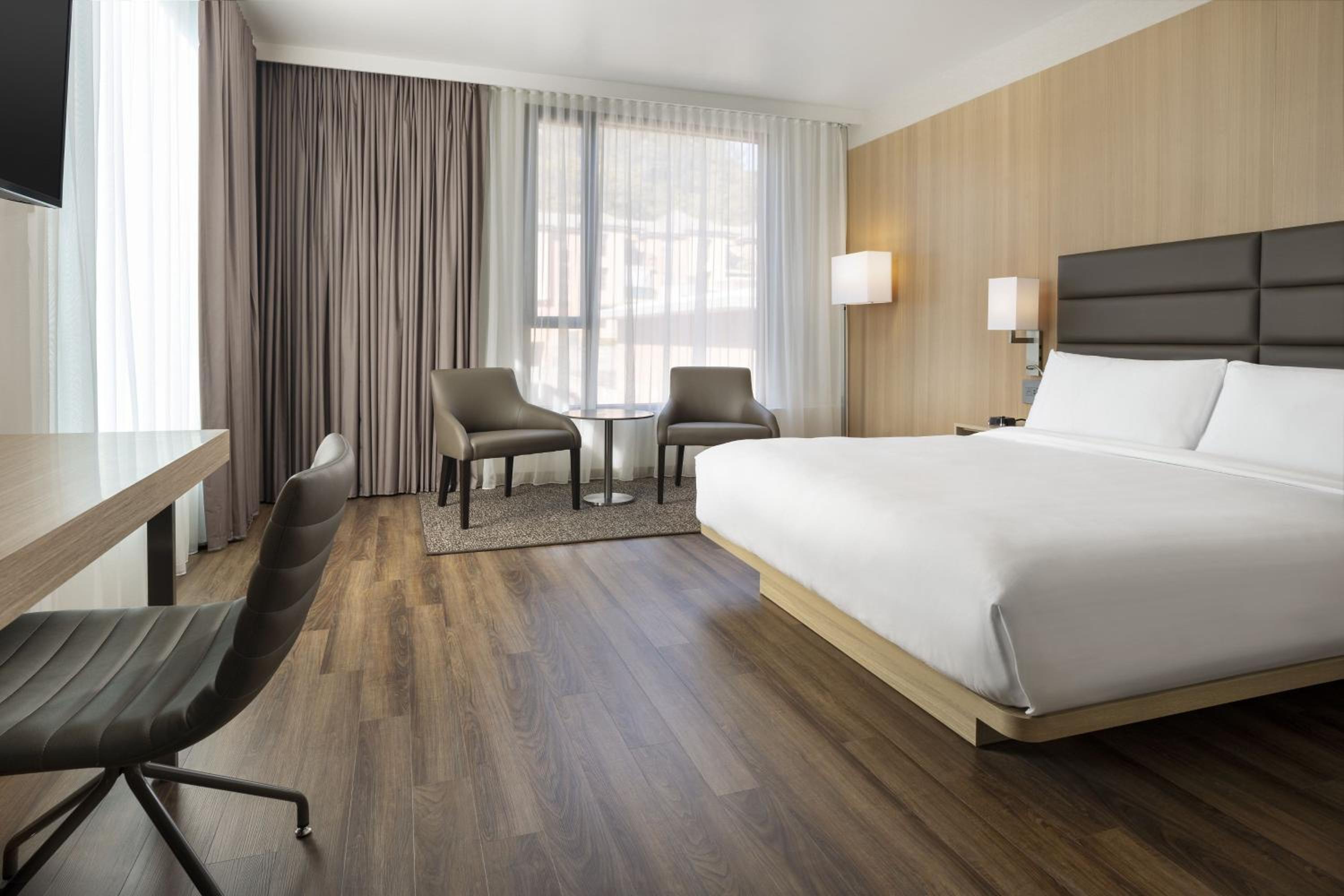 Premium Deluxe King Room with Mountain View - Photo 5