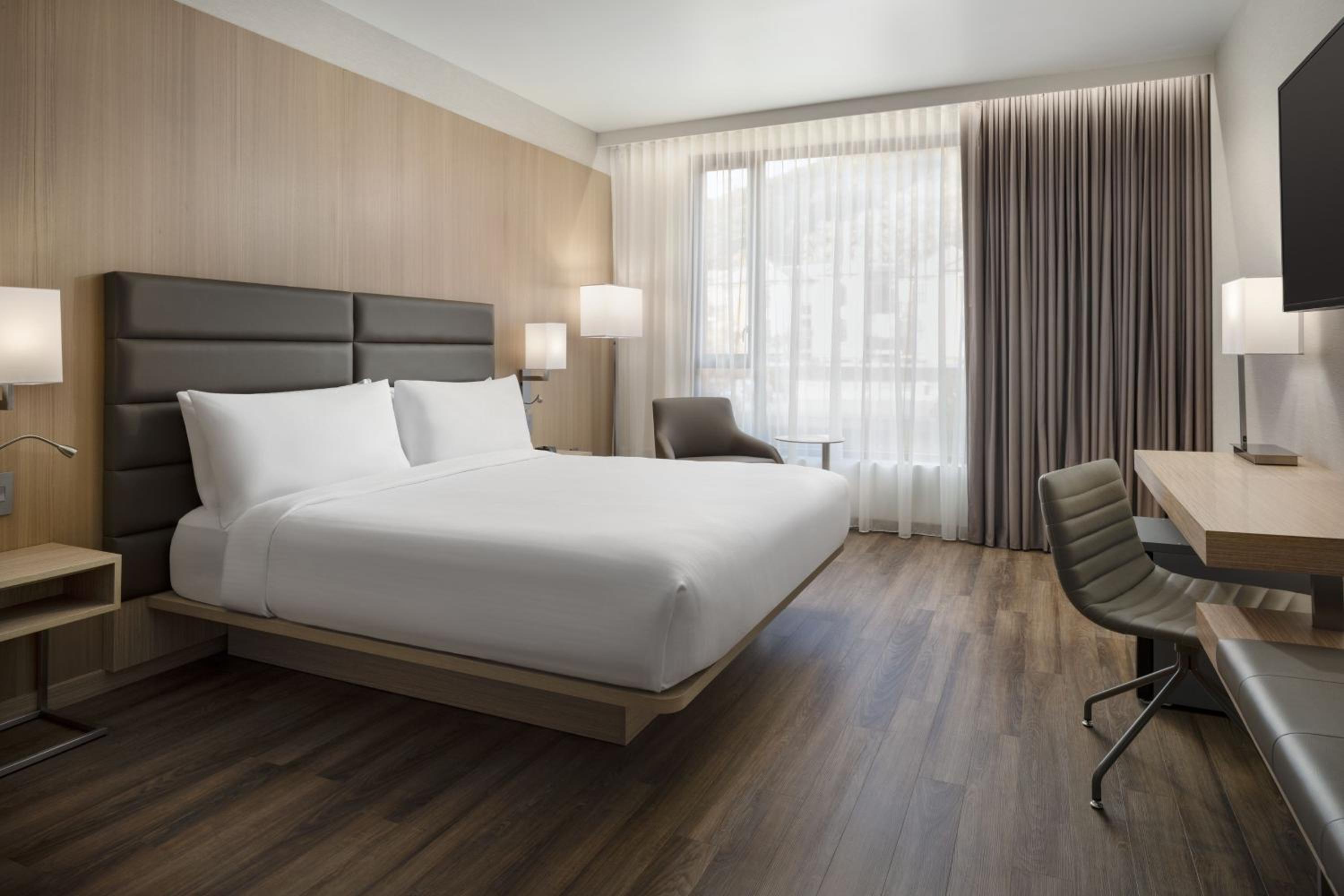 Standard King Room - Photo 7