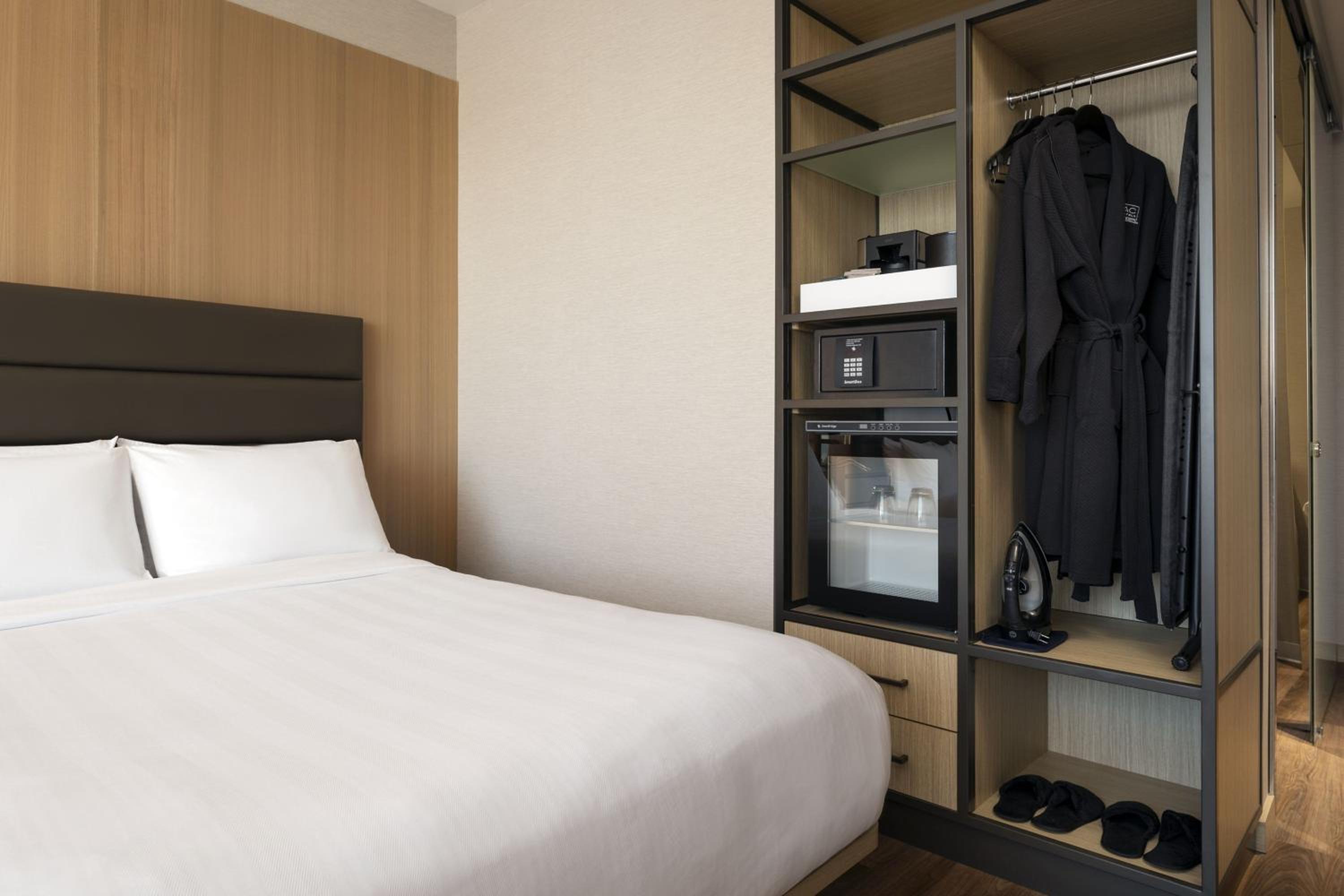 Premium Deluxe King Room with Mountain View - Photo 6