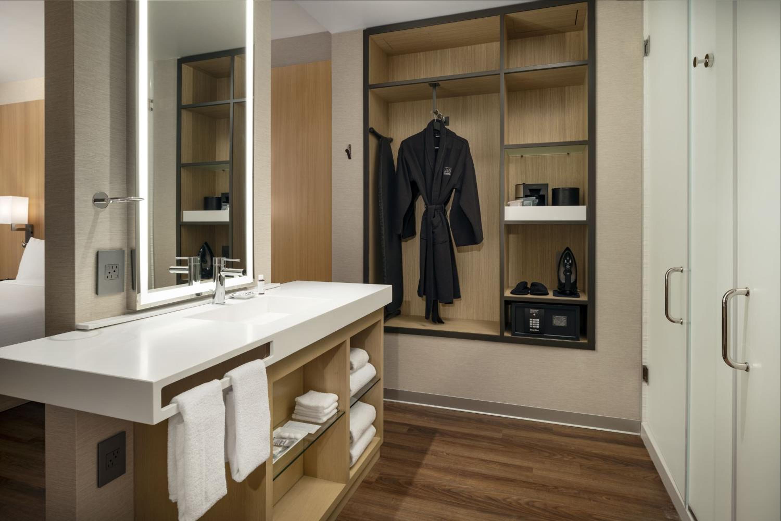 Premium Deluxe King Room with Mountain View - Photo 8
