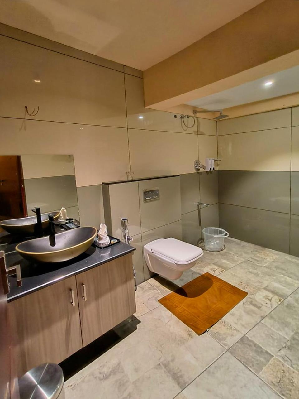 Suite with Hot Tub - Photo 2