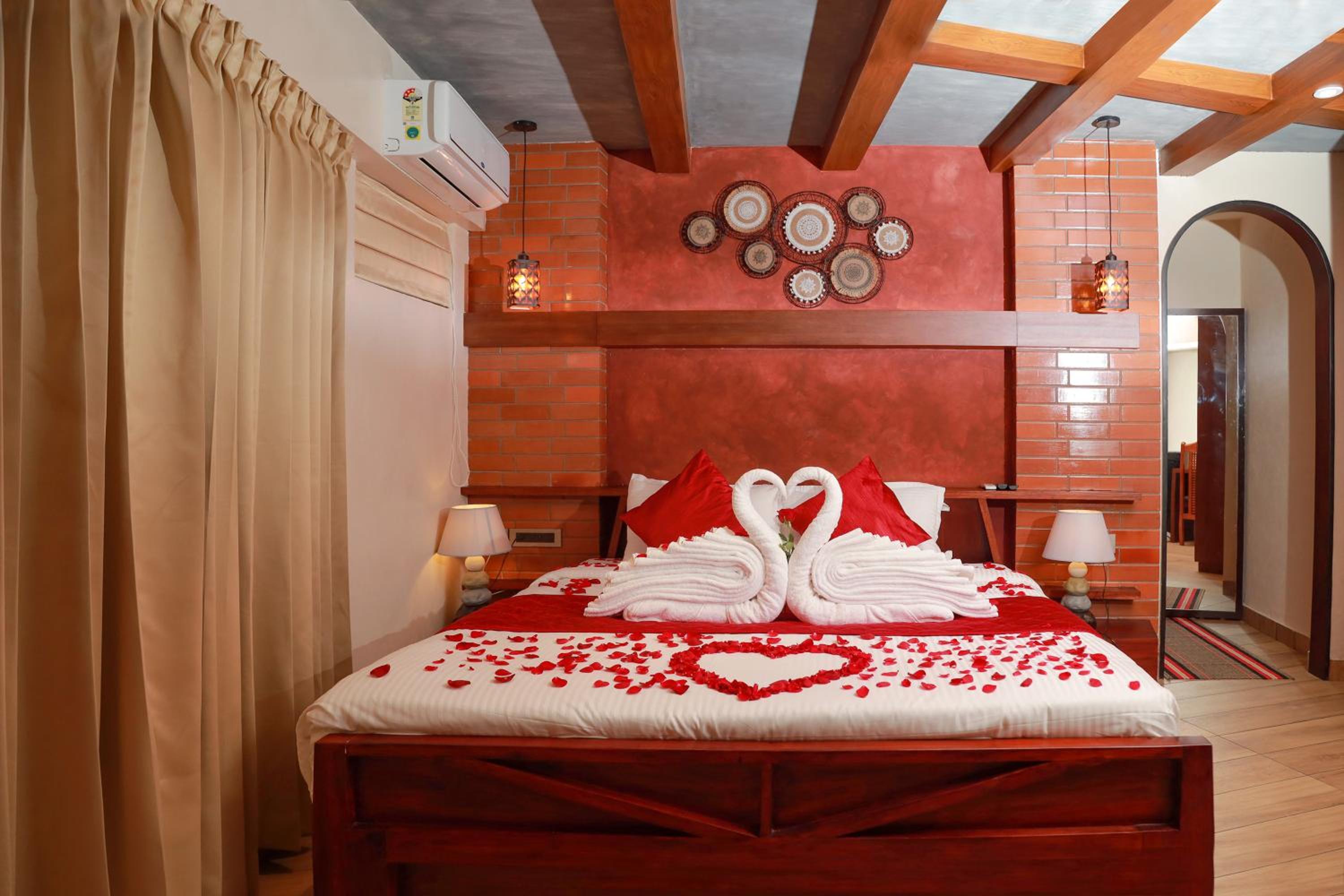 Suite with Hot Tub - Photo 7