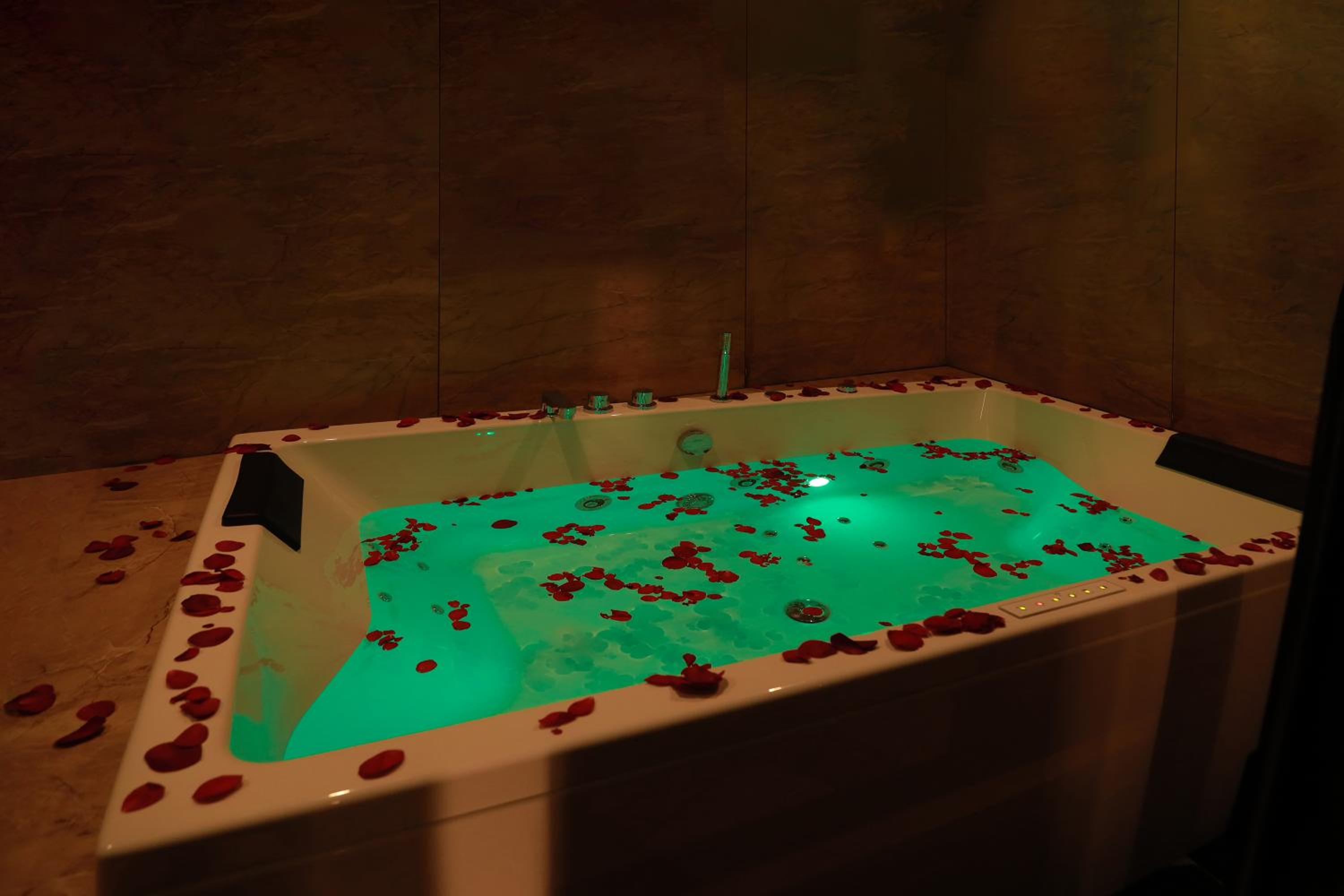 Suite with Hot Tub - Photo 4