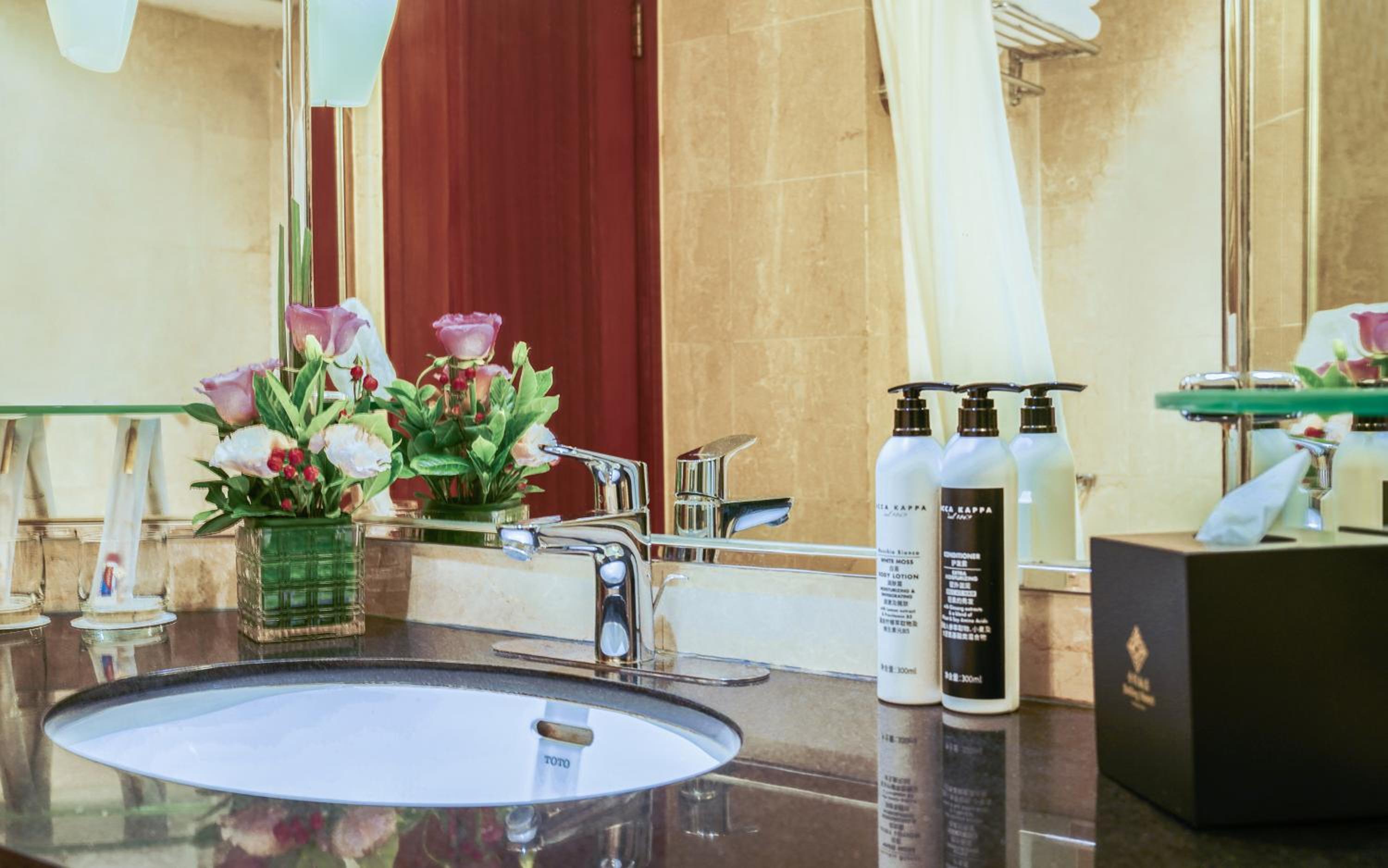 Jinling Tower City View Deluxe Room - Photo 6