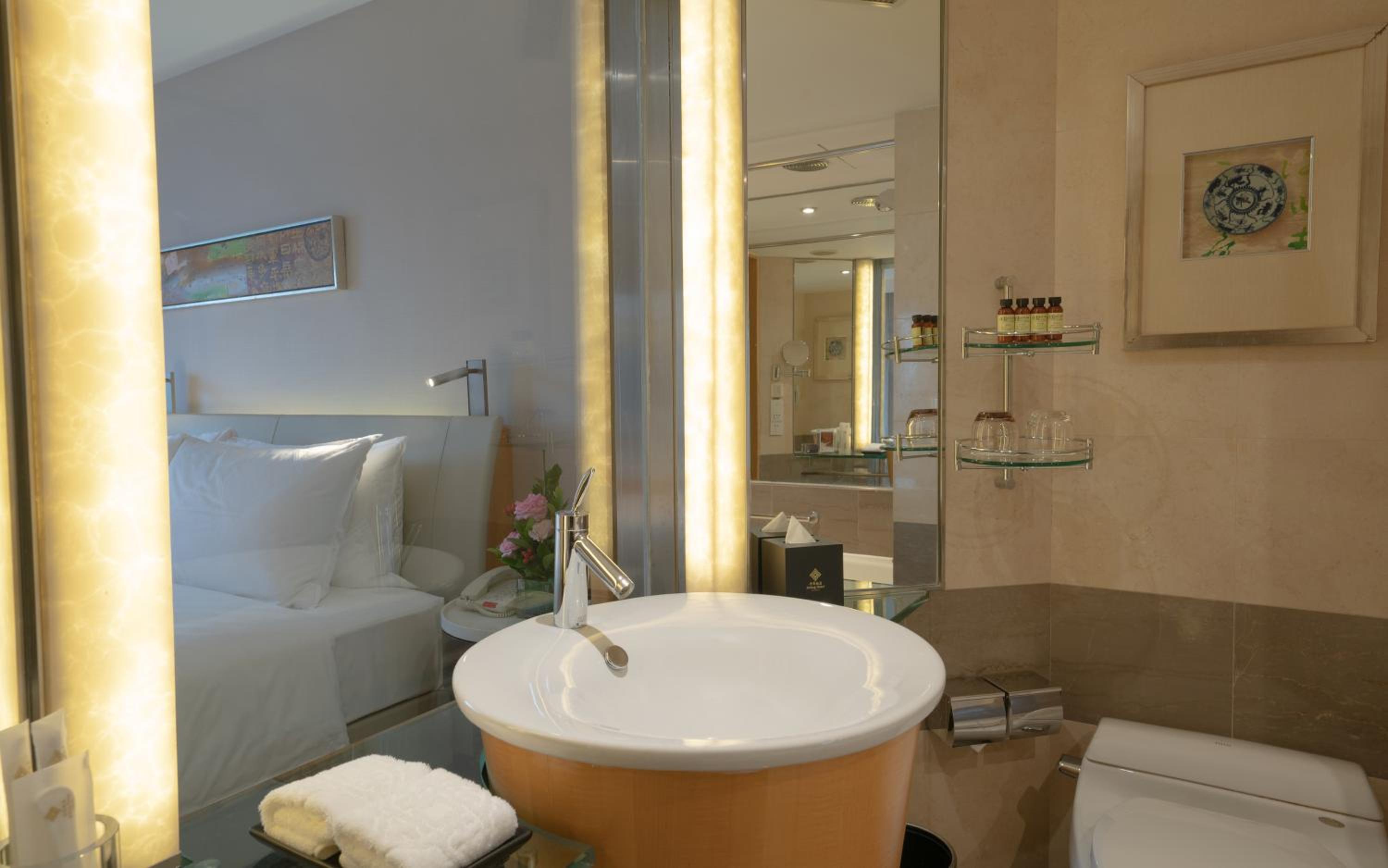 Jinling Tower City View Deluxe Room - Photo 9