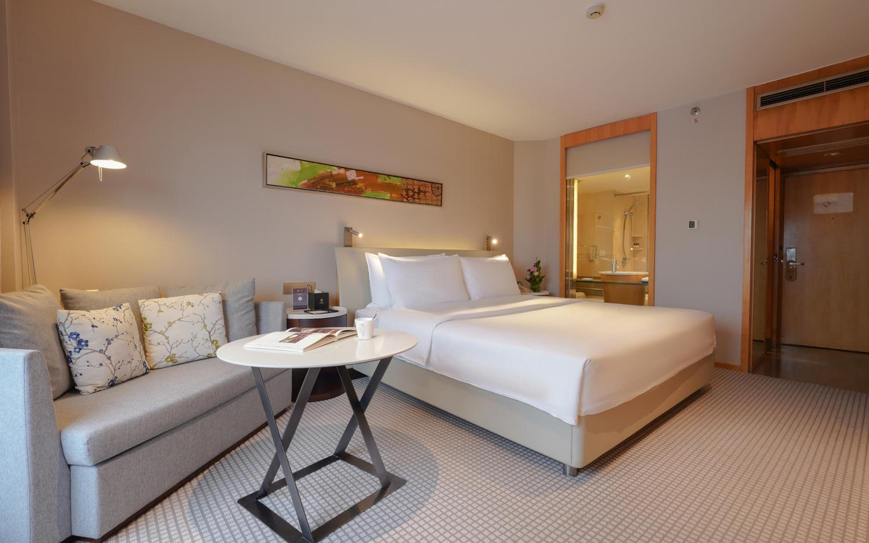 Jinling Tower City View Deluxe Room - Photo 3