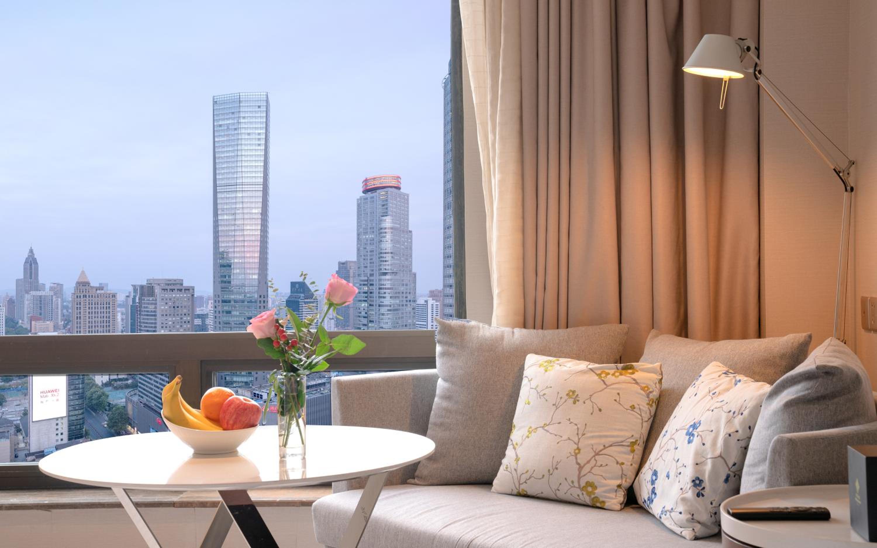 Jinling Tower City View Deluxe Room - Photo 2