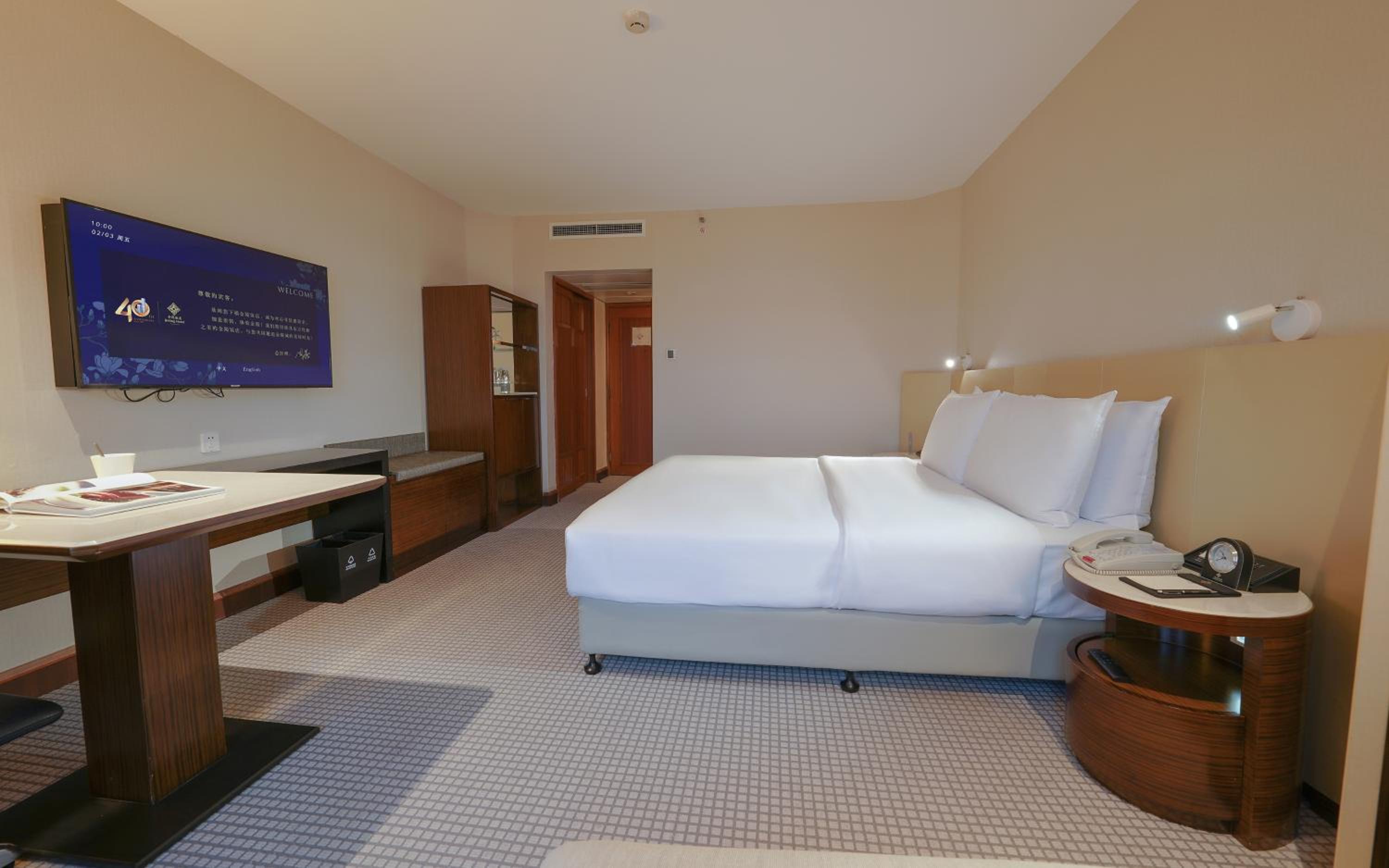 Jinling Tower City View Deluxe Room - Photo 7