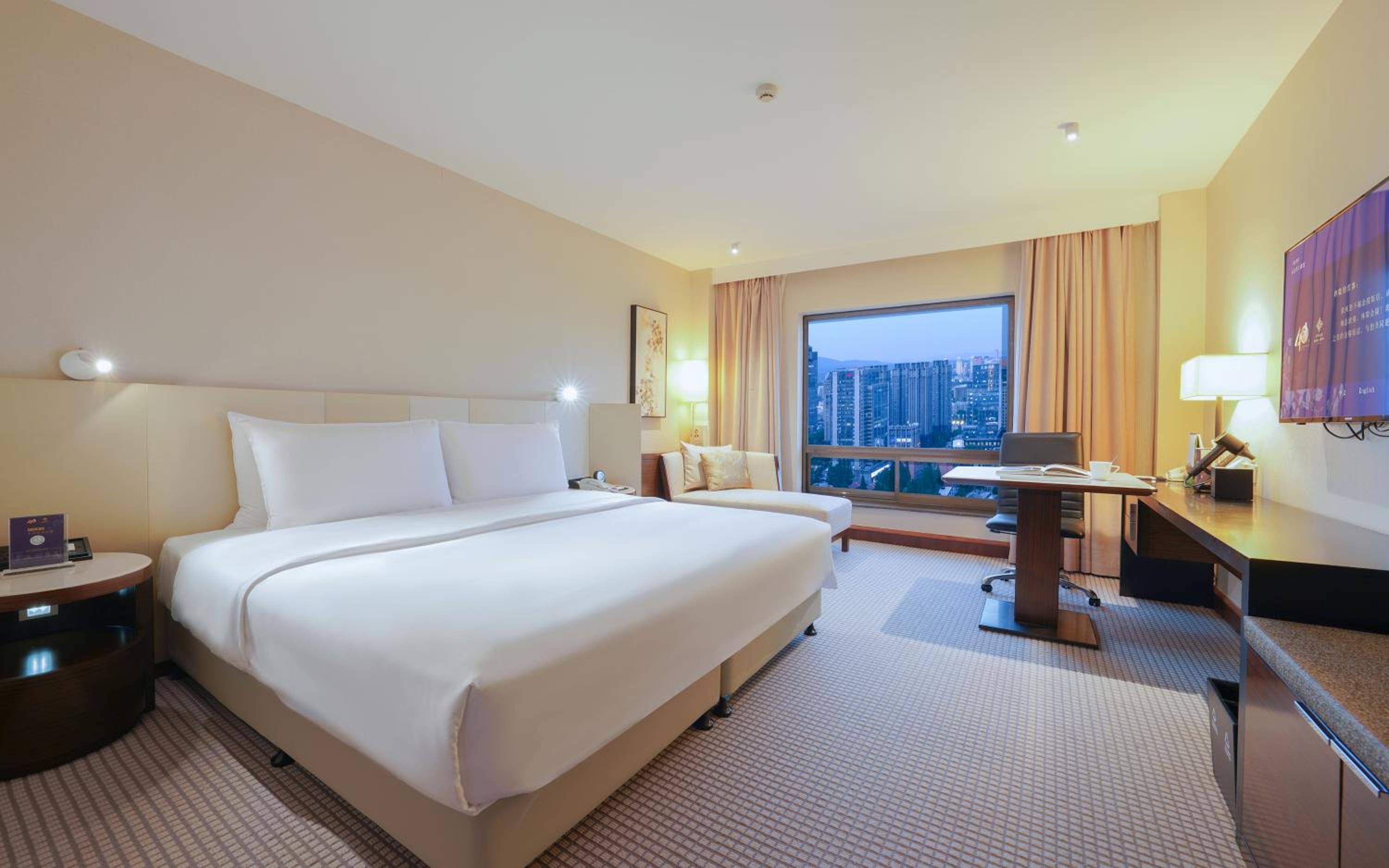 Jinling Tower City View Deluxe Room - Photo 8