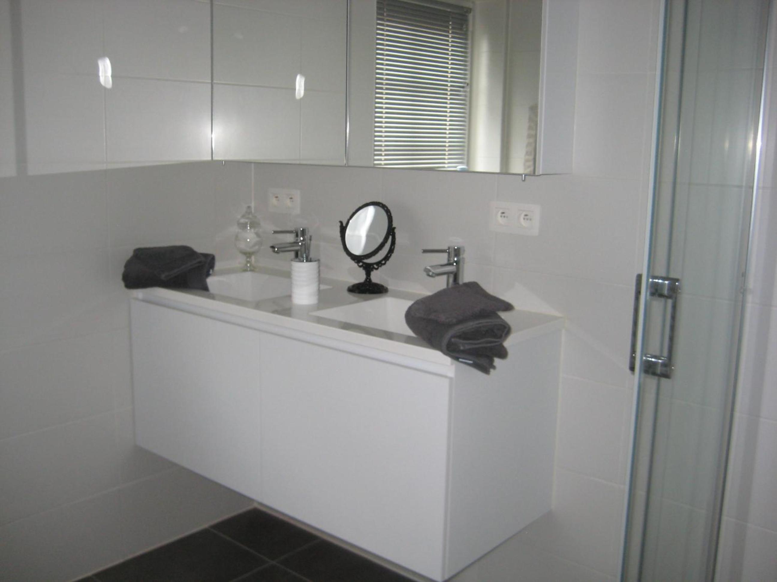 Standard Twin Room - Photo 9