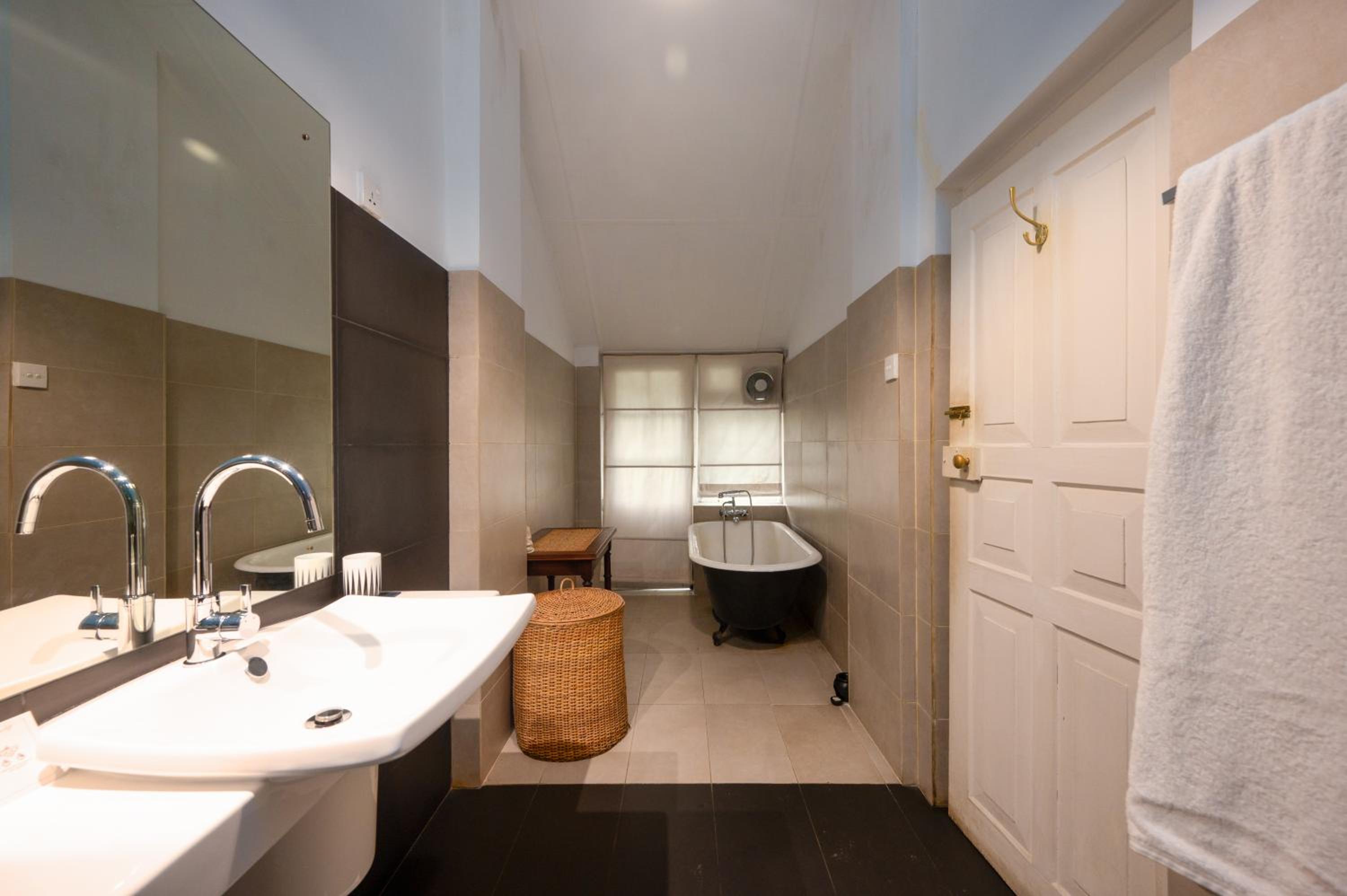Bungalow Room with a Free Beverage - Photo 10