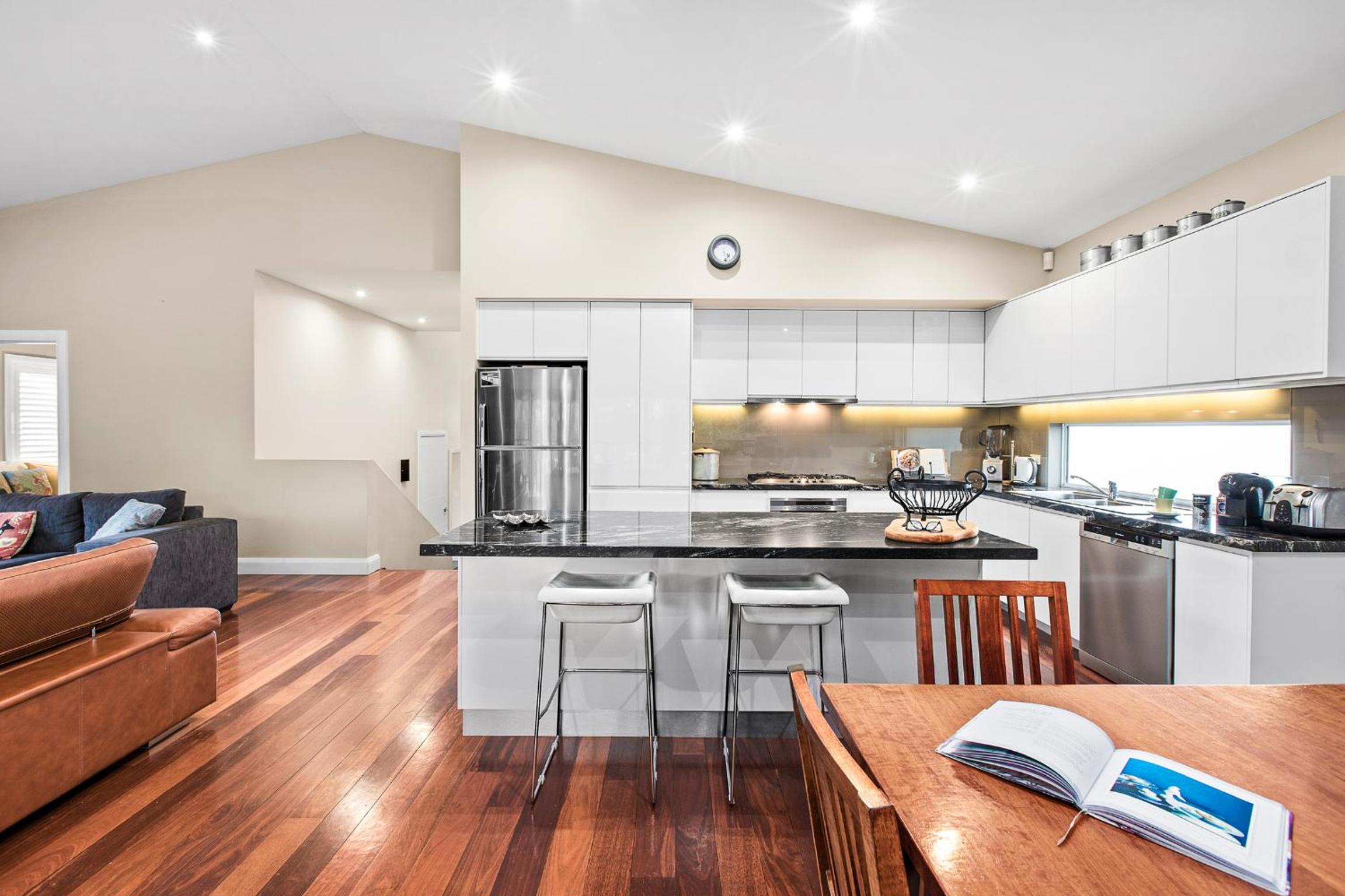 Five-Bedroom House photo 2