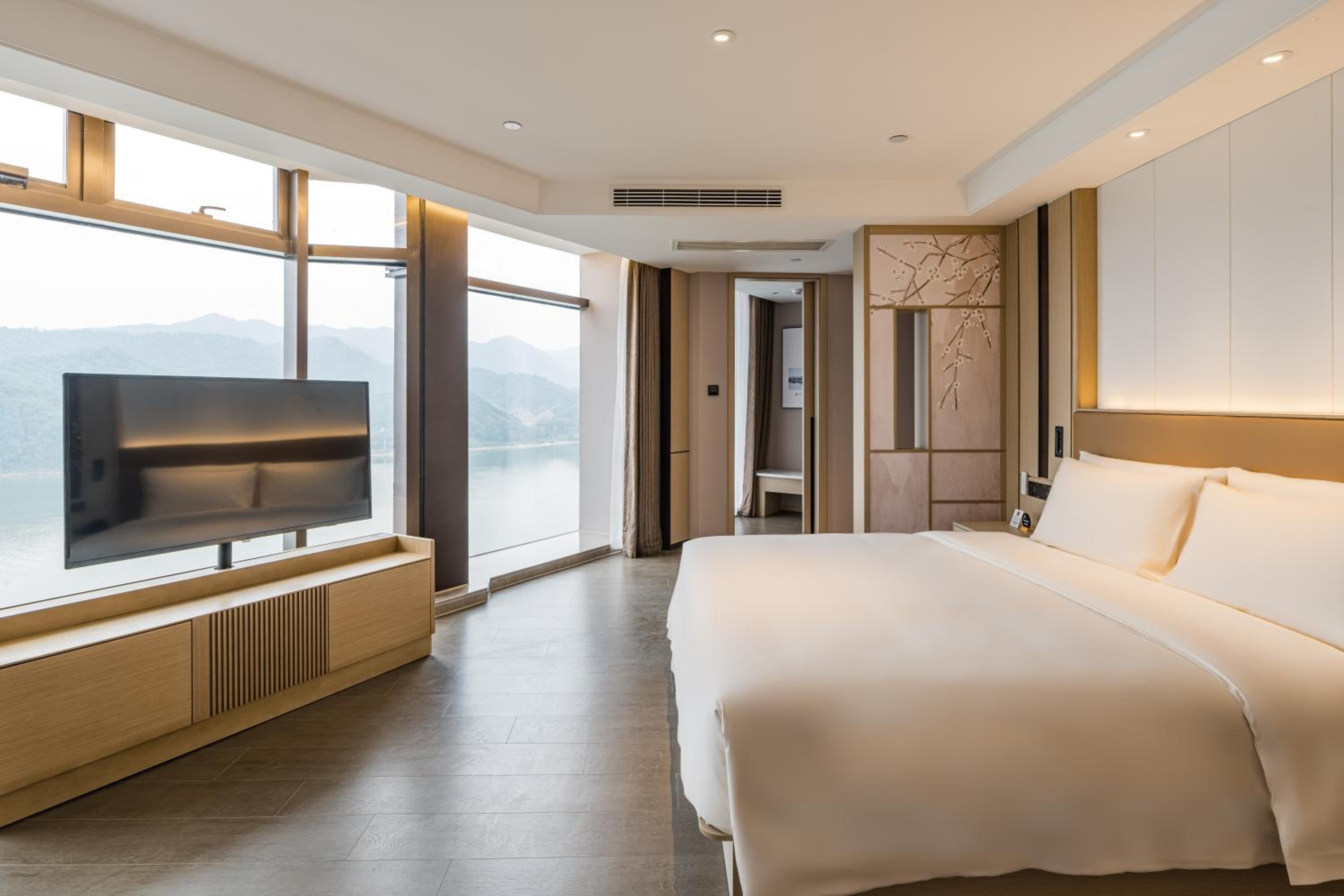 Jimu Suite with River View photo 1