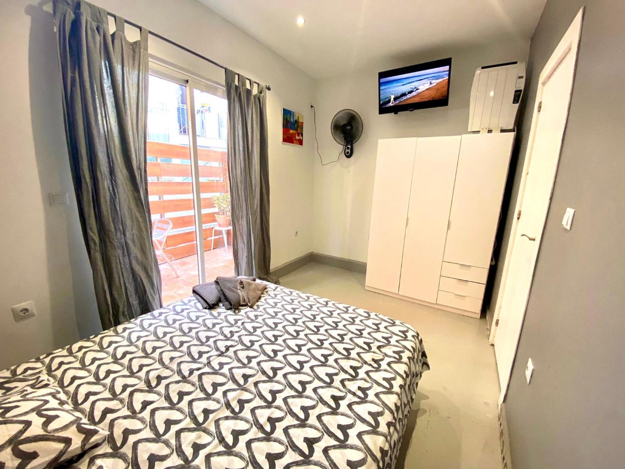 Apartamento de tres habitaciones con balcón
