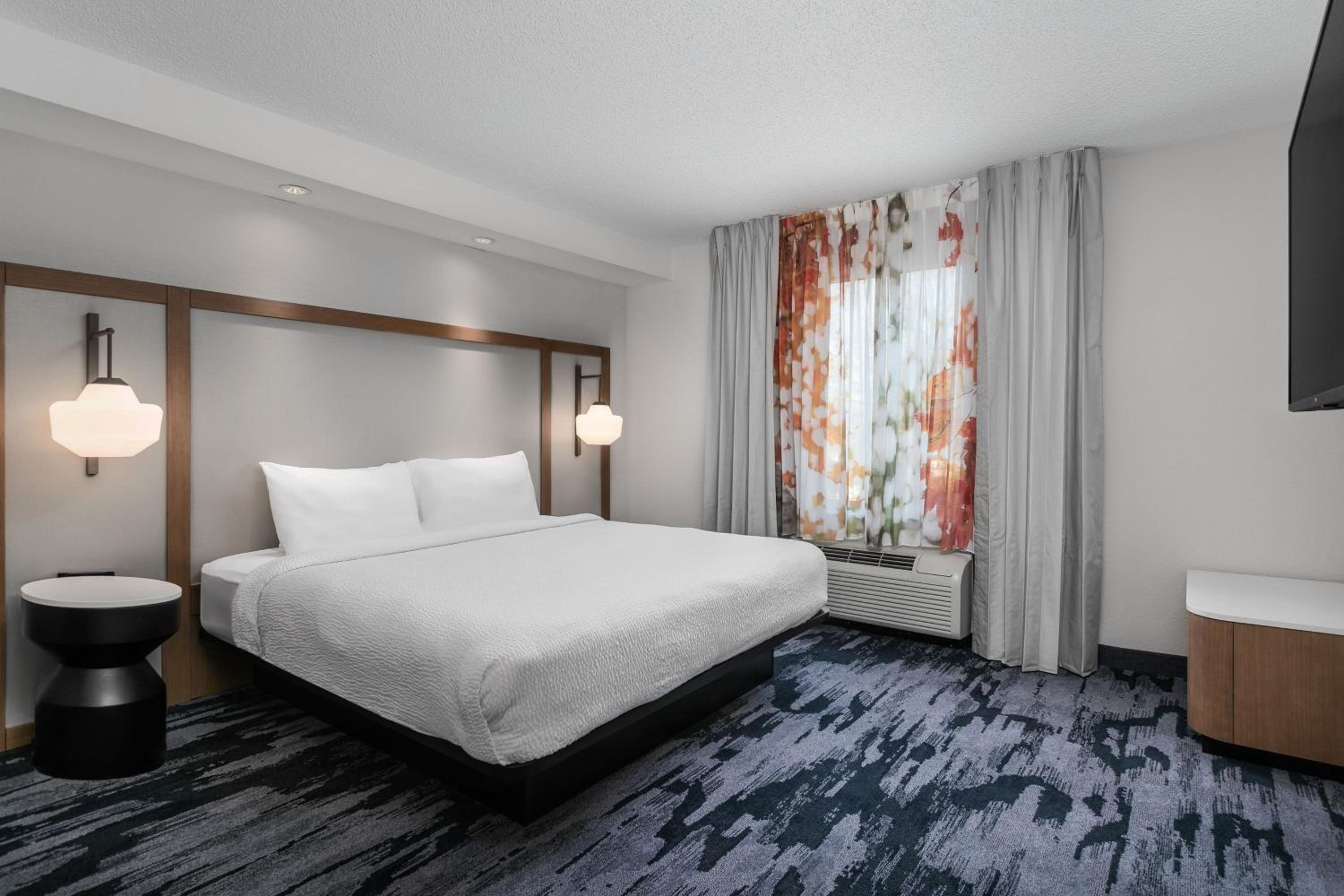 One-Bedroom King Suite - Photo 2