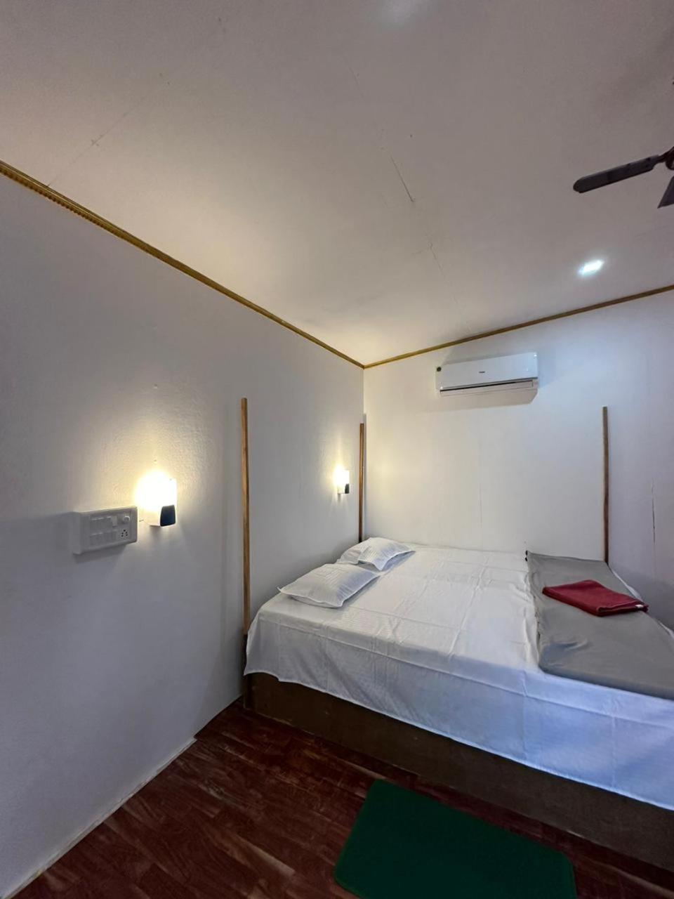 Deluxe Double Room with Side Sea View