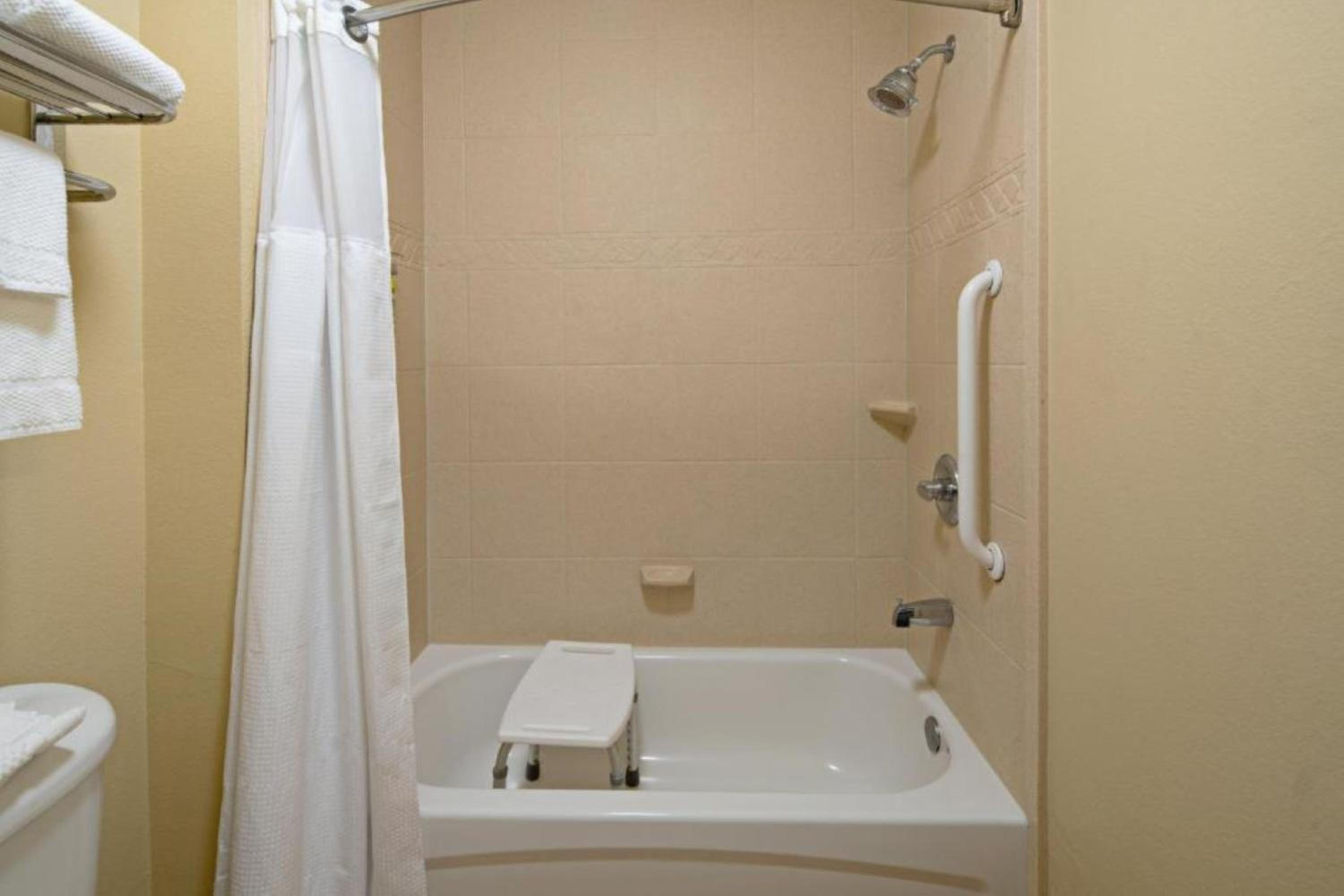 Queen Studio Suite - Mobility Access Tub/Non-Smoking - Photo 3