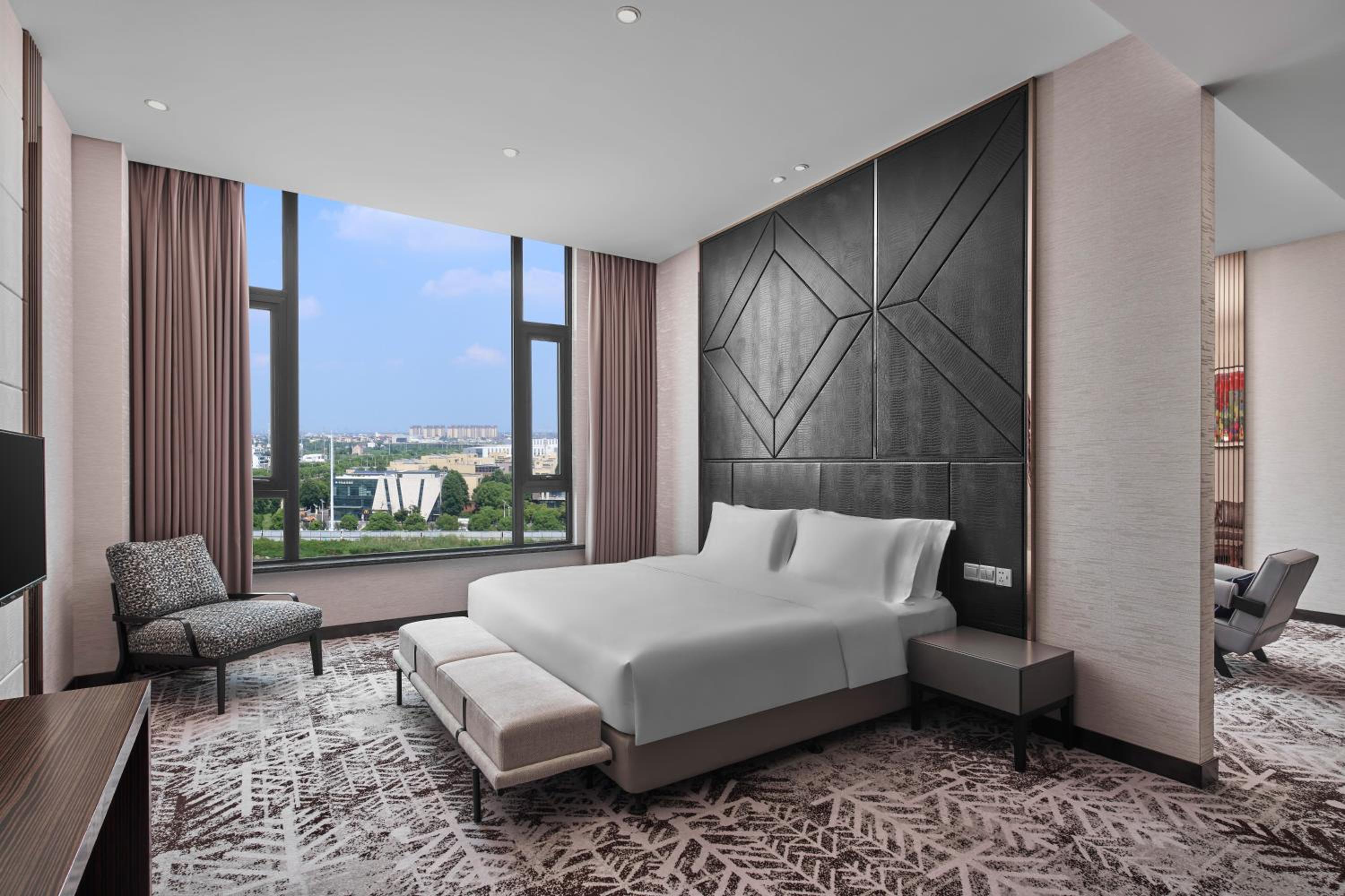 One-Bedroom King Suite - High Floor photo 3