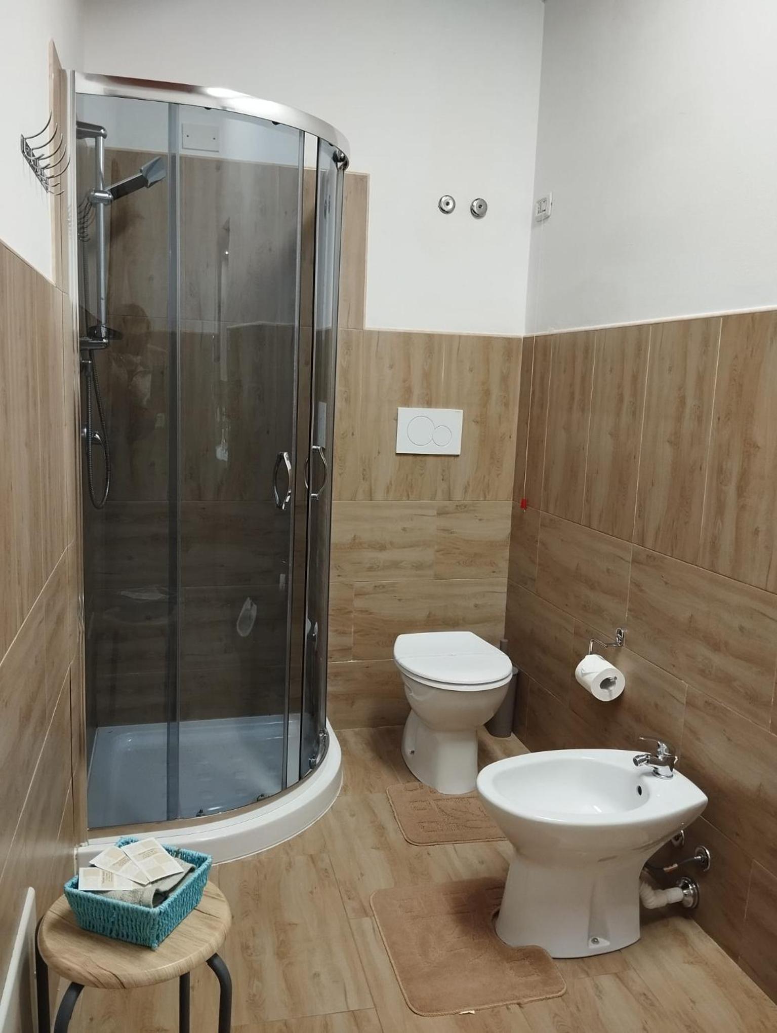 Double or Twin Room with Private Bathroom - Photo 6