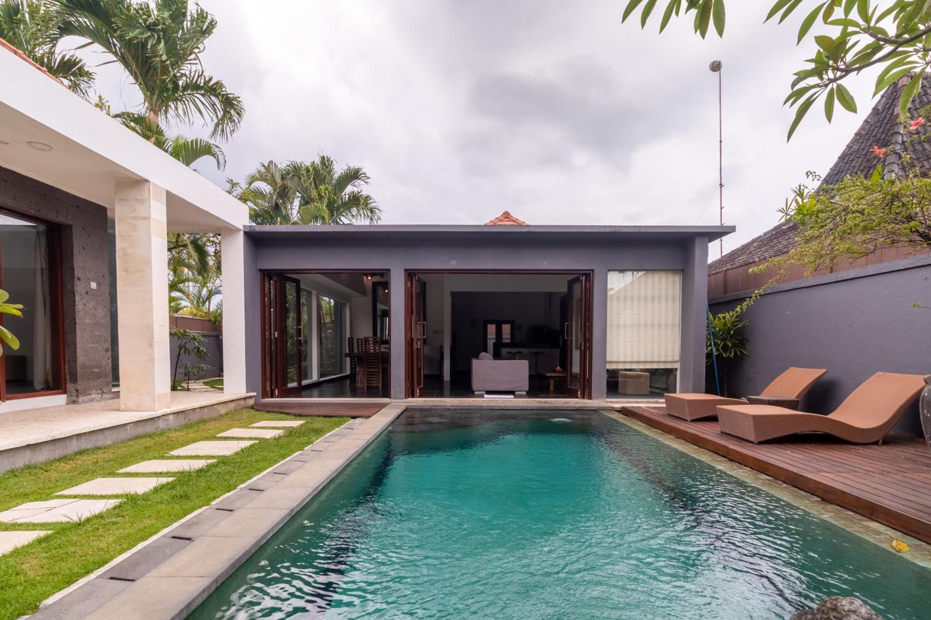 Three-Bedroom Villa - Photo 3