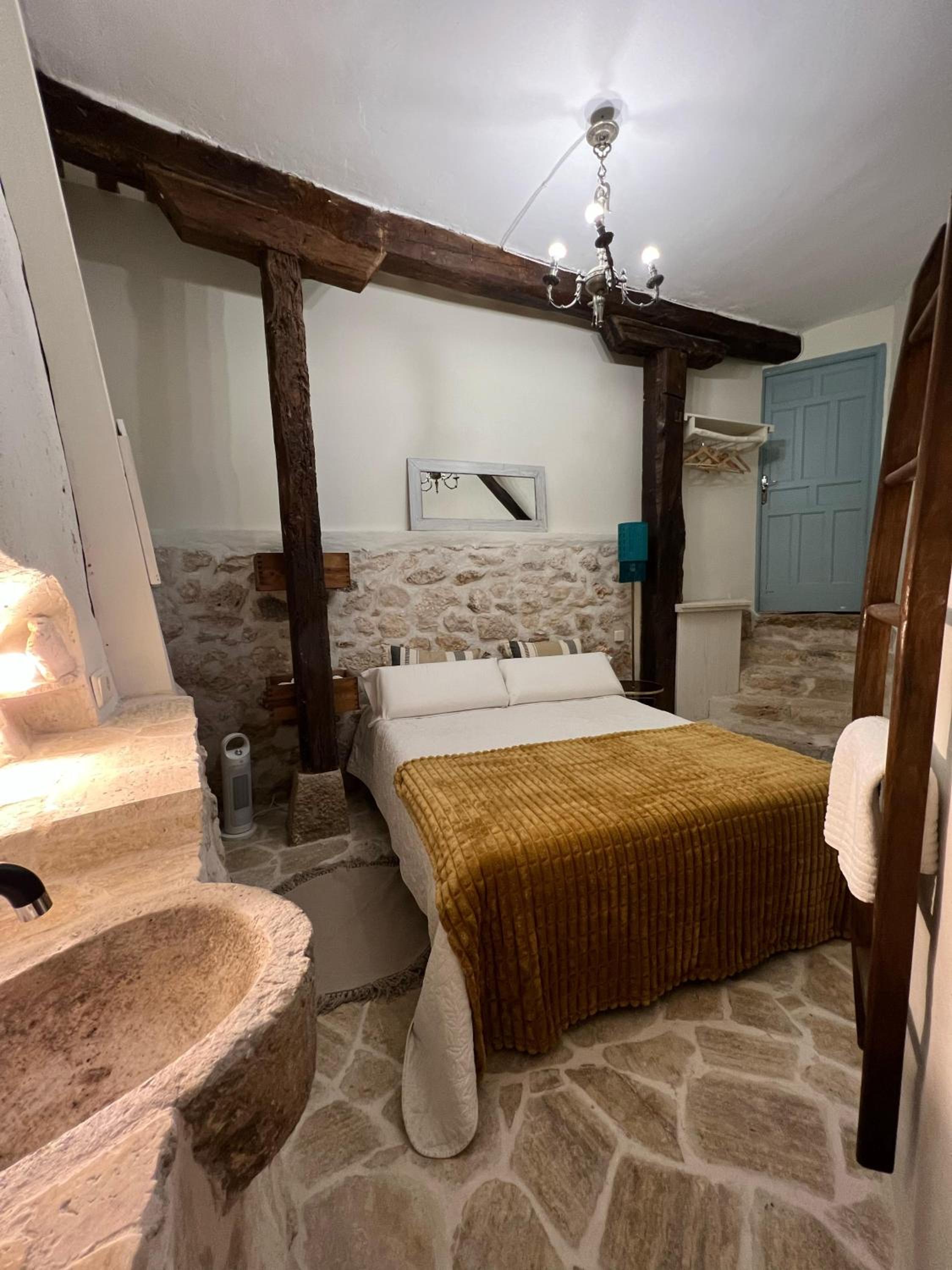 Double Room with Private Bathroom - Photo 8
