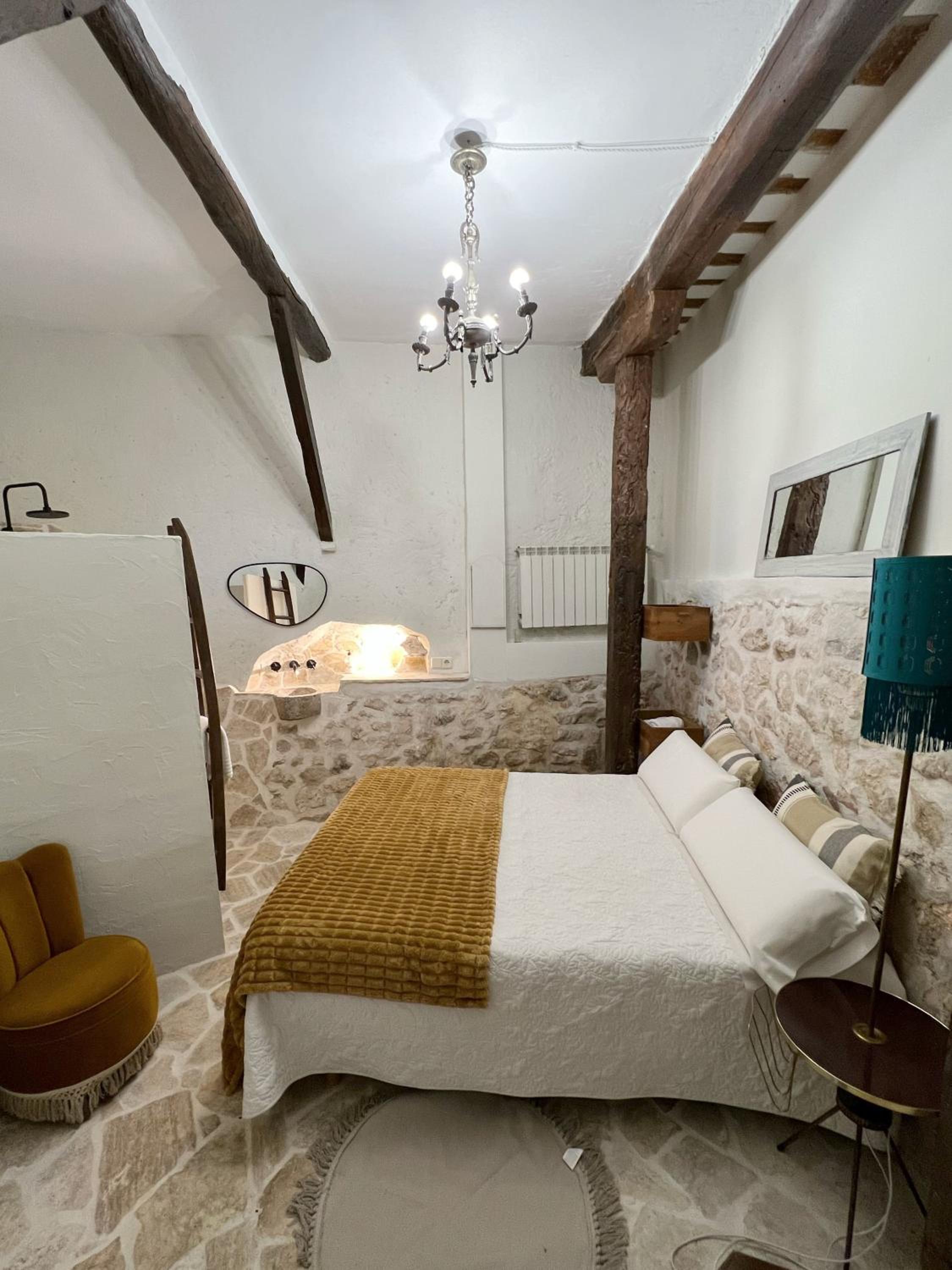 Double Room with Private Bathroom - Photo 2