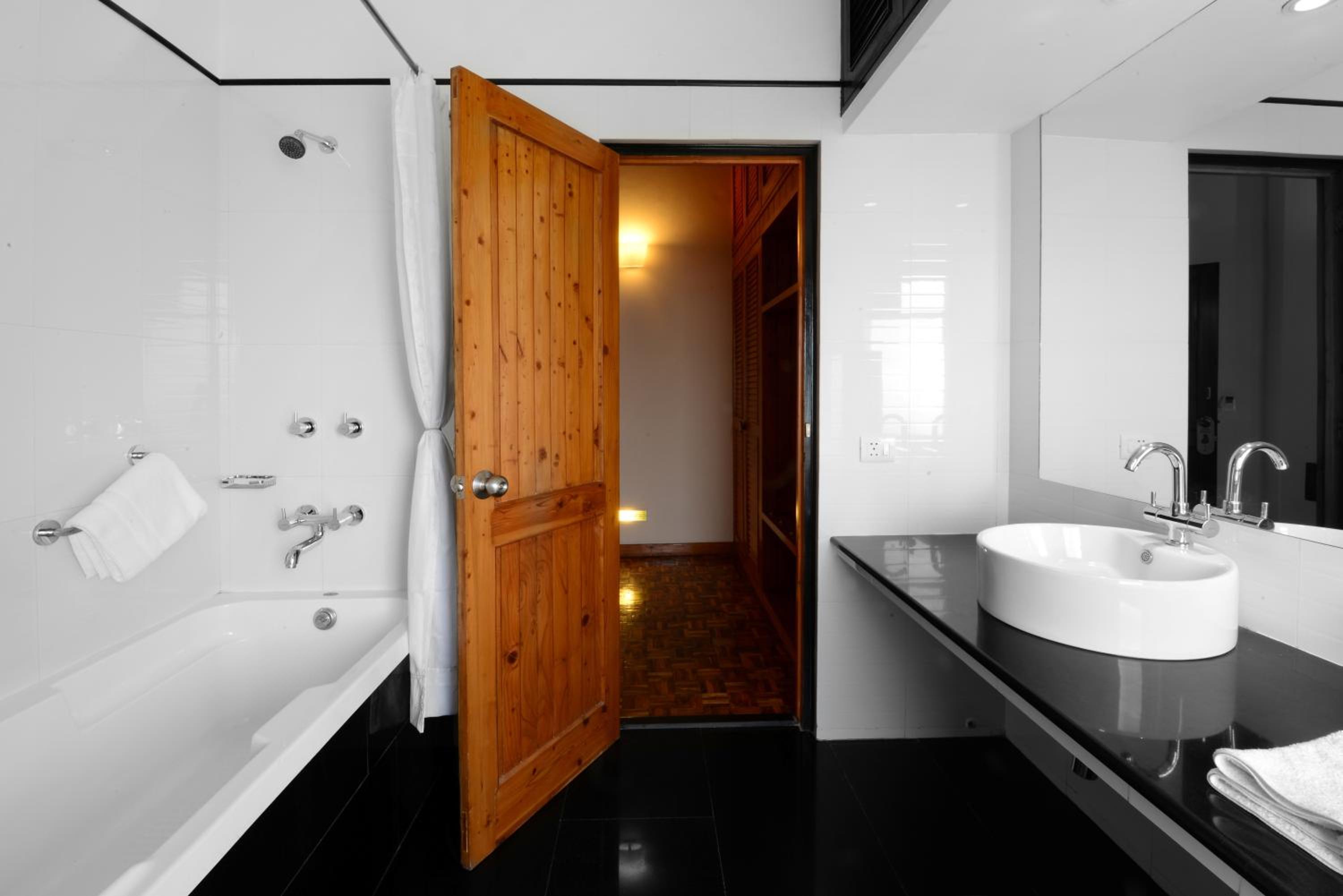 Honeymoon Suite - Photo 3