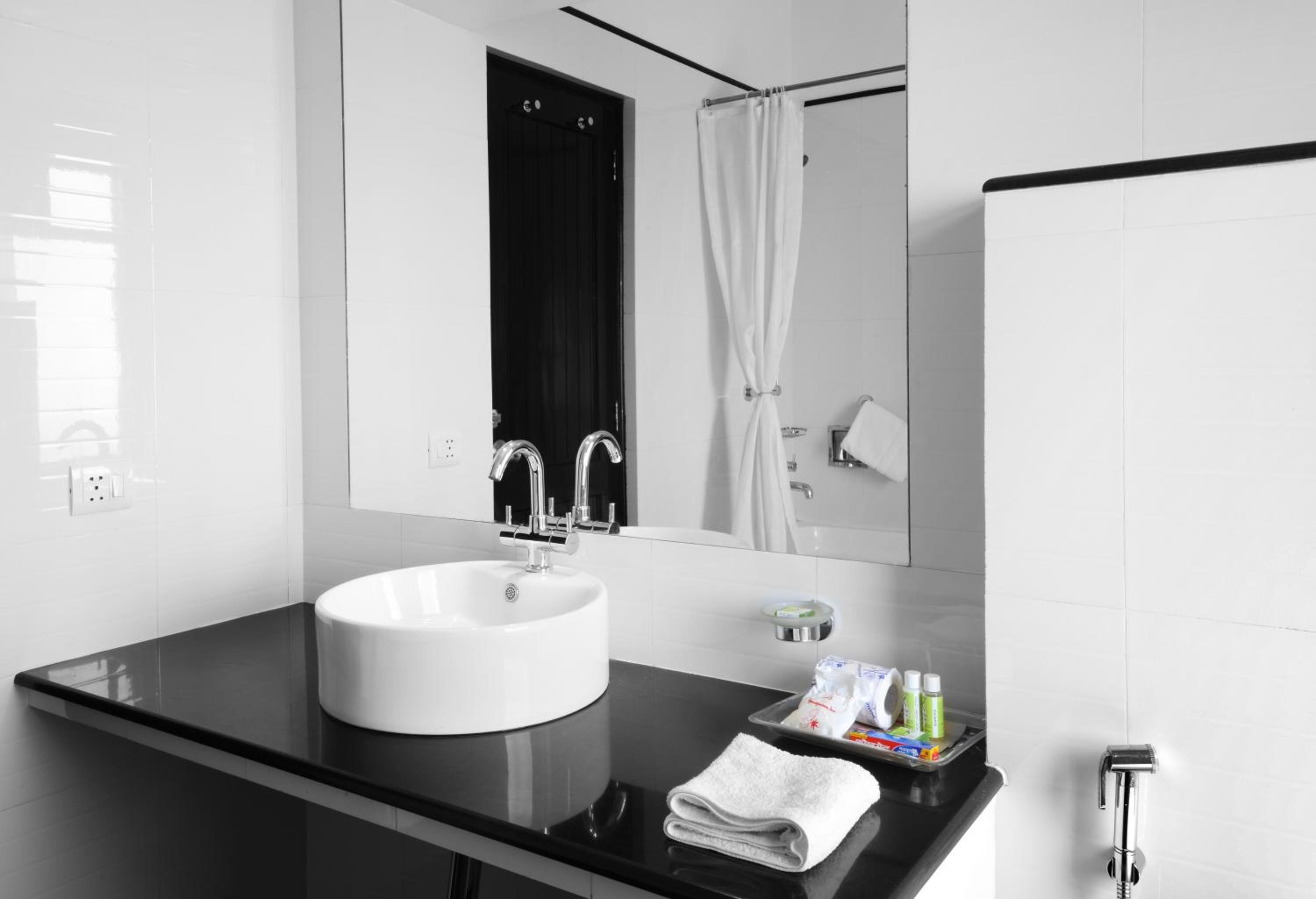 Honeymoon Suite - Photo 2