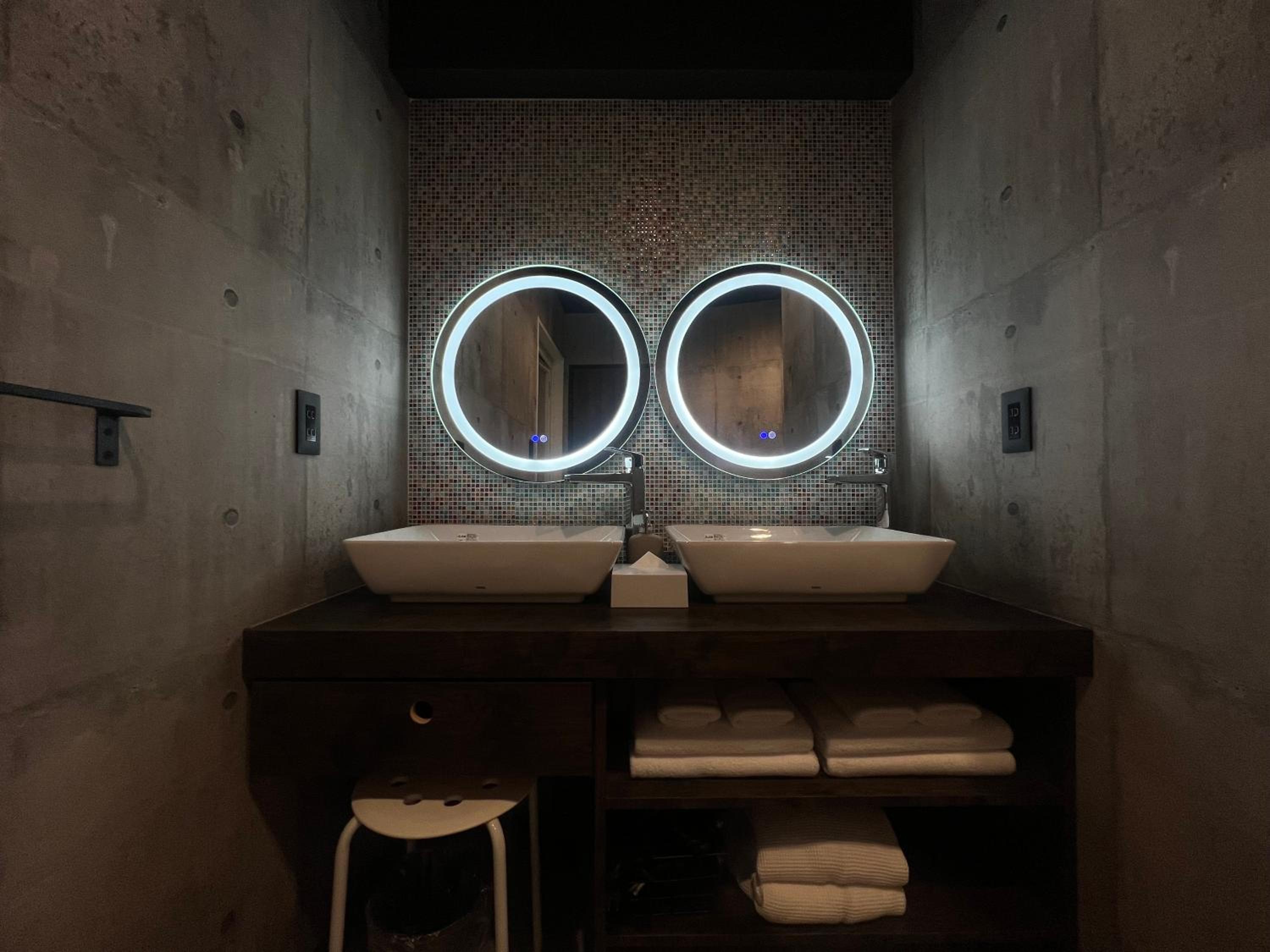 Deluxe Queen Room - Photo 13