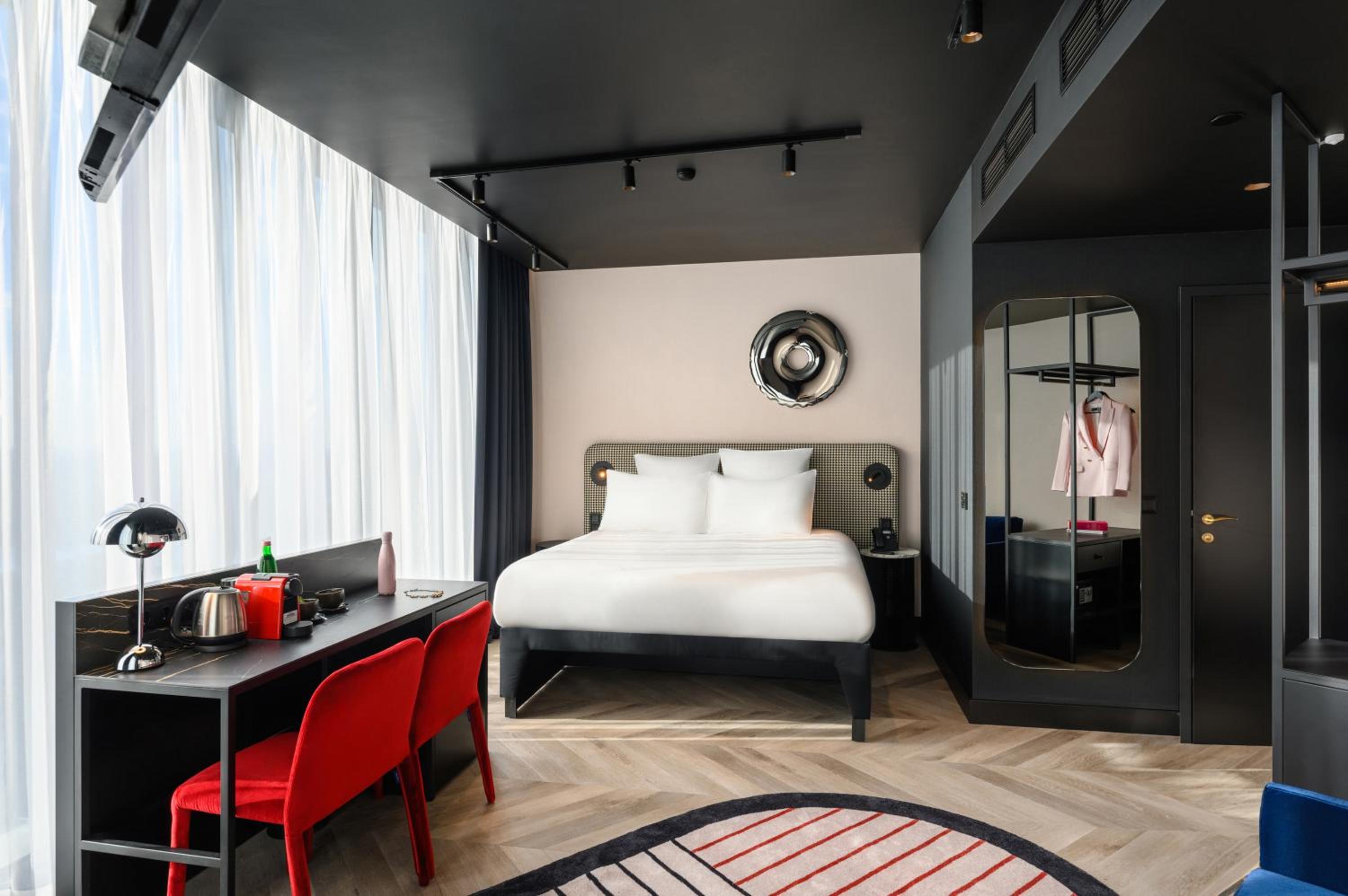 TRIBE Extra Queen Room with Sofa Bed - Photo 5