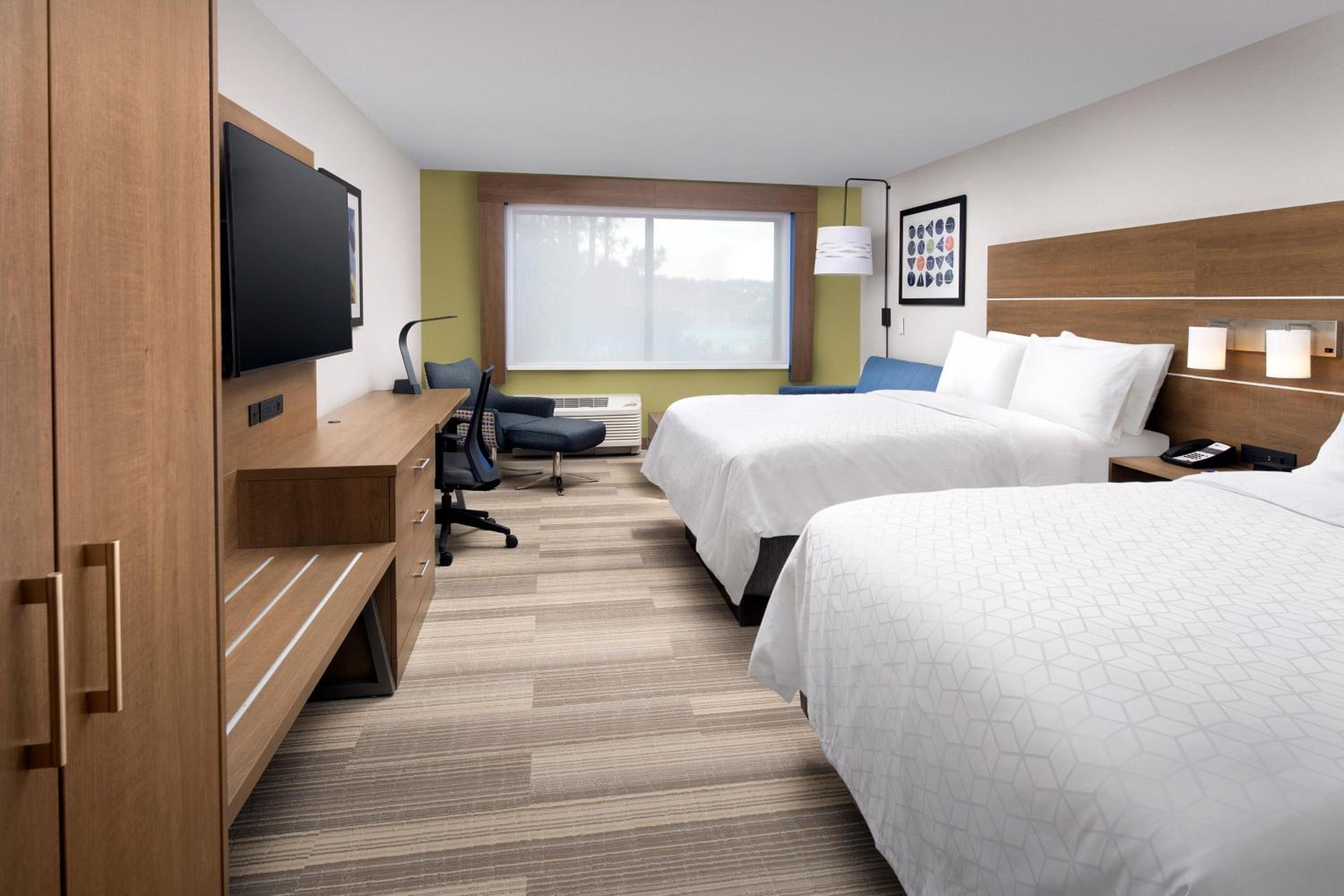 Queen Suite with Two Queen Beds and Sofa Bed - Photo 2