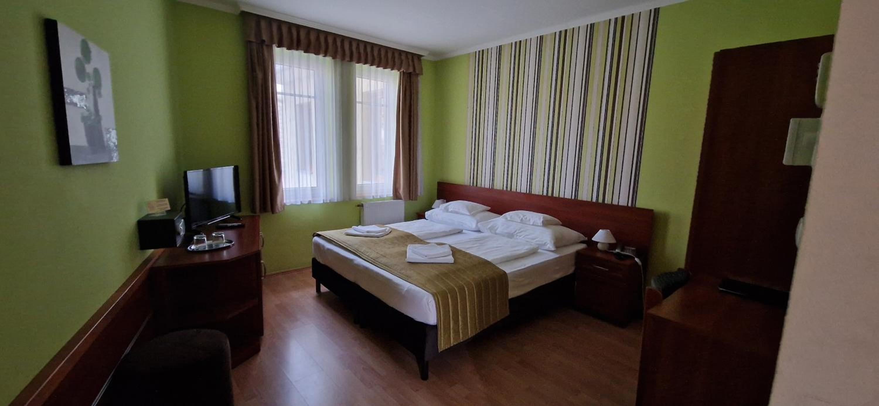 Double or Twin Room - Photo 5