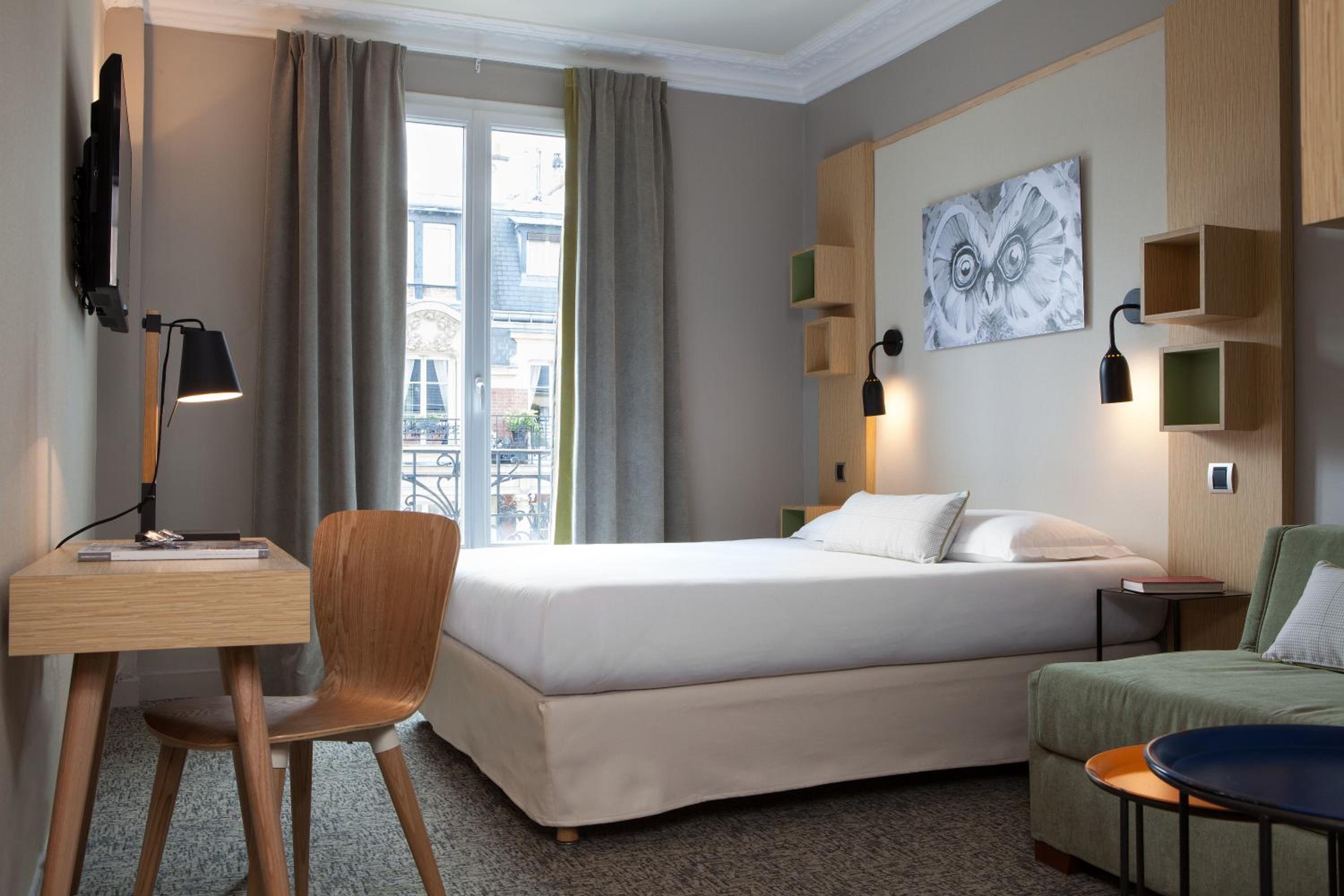 Executive Double Room thumbnail 5