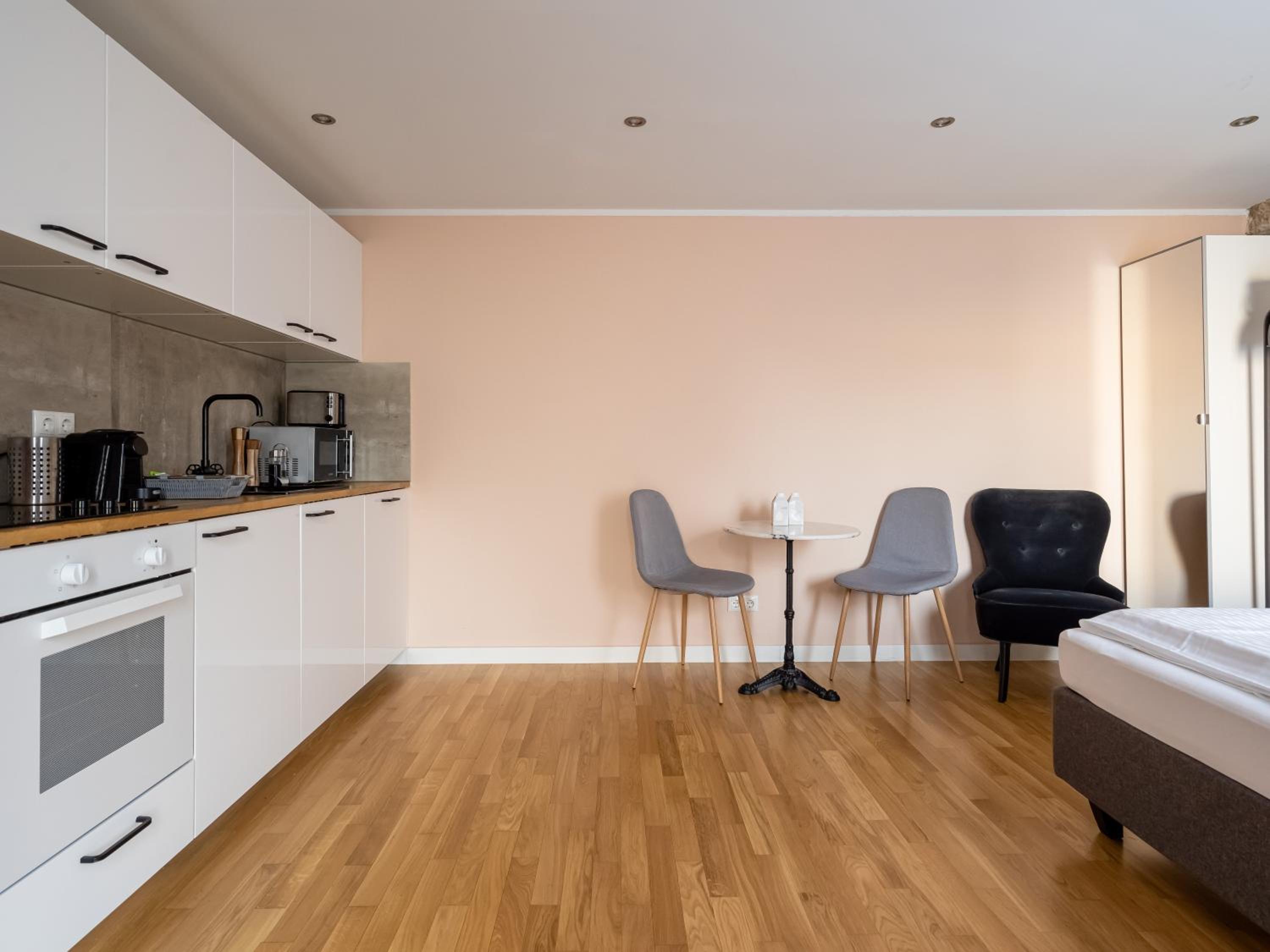 Suite - Photo 17