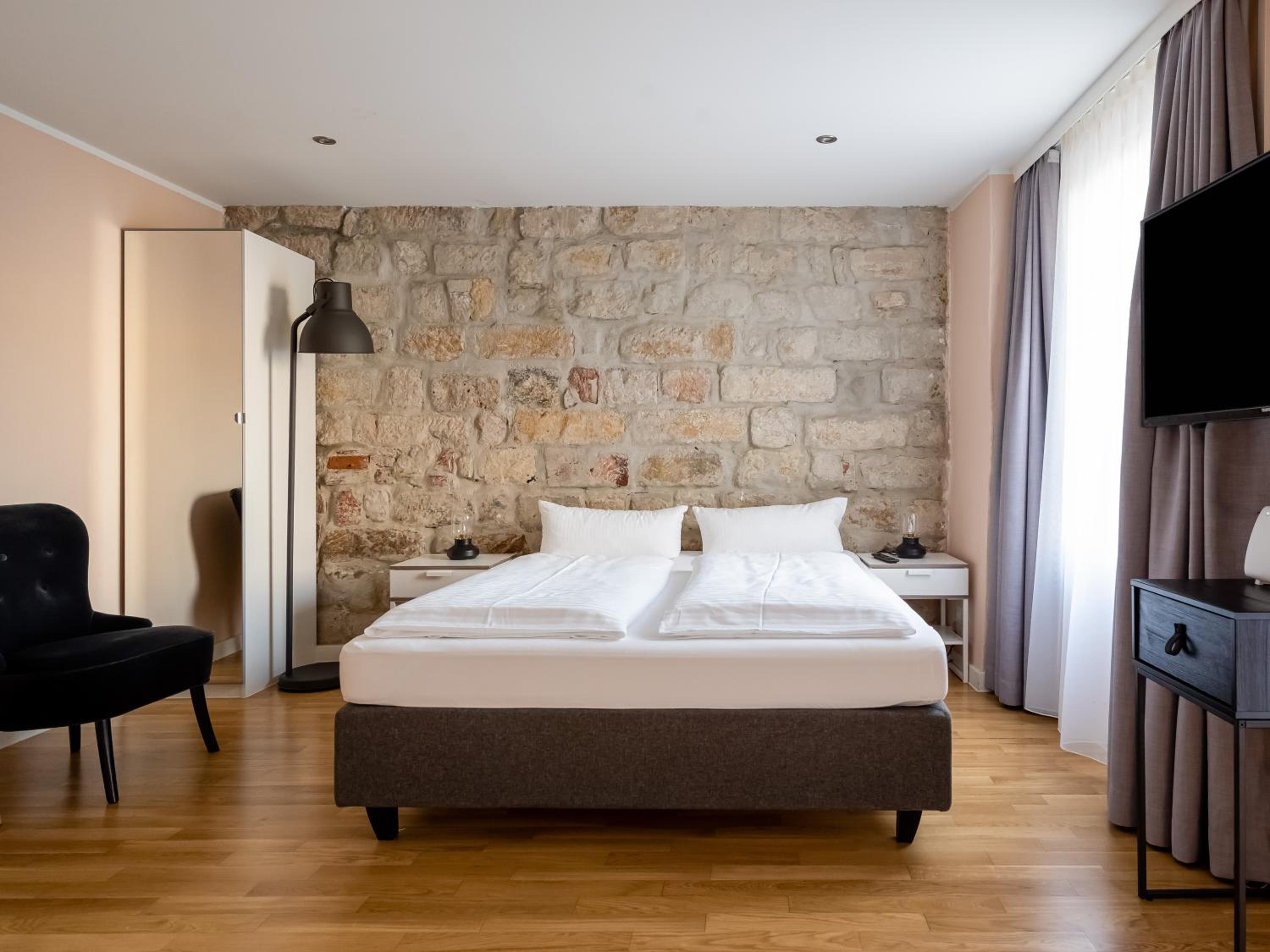 Suite - Photo 16