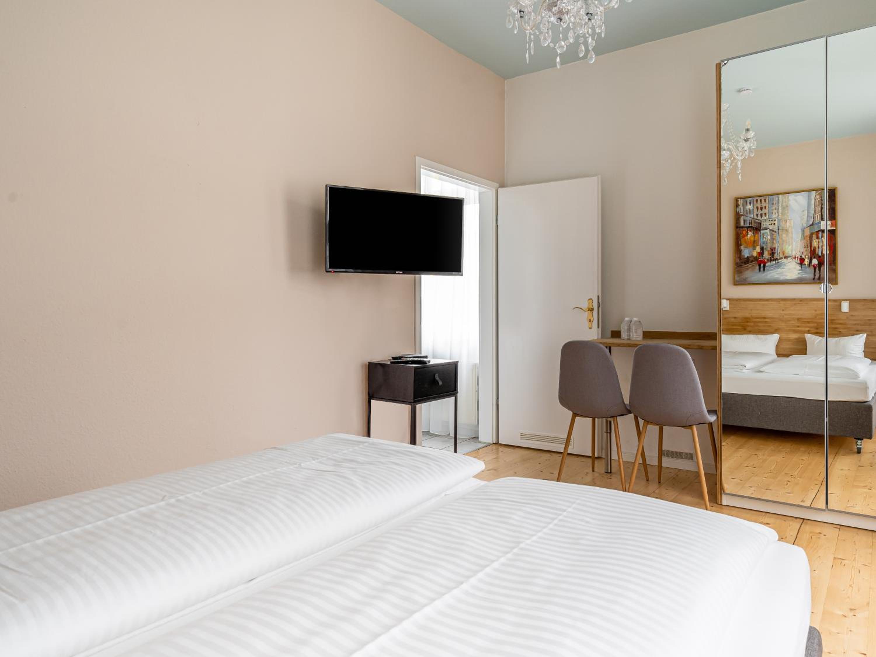 Suite - Photo 15