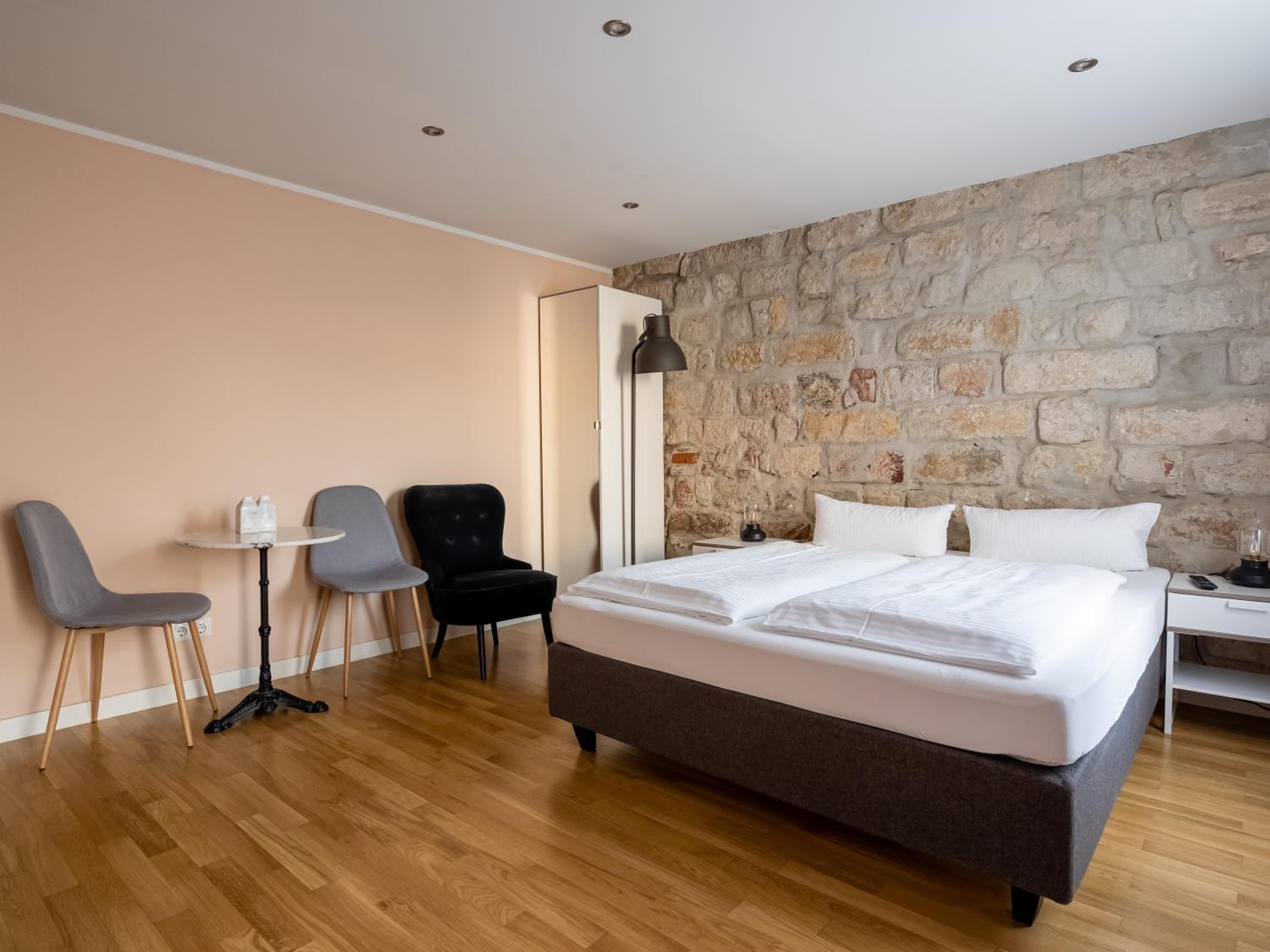 Suite - Photo 19