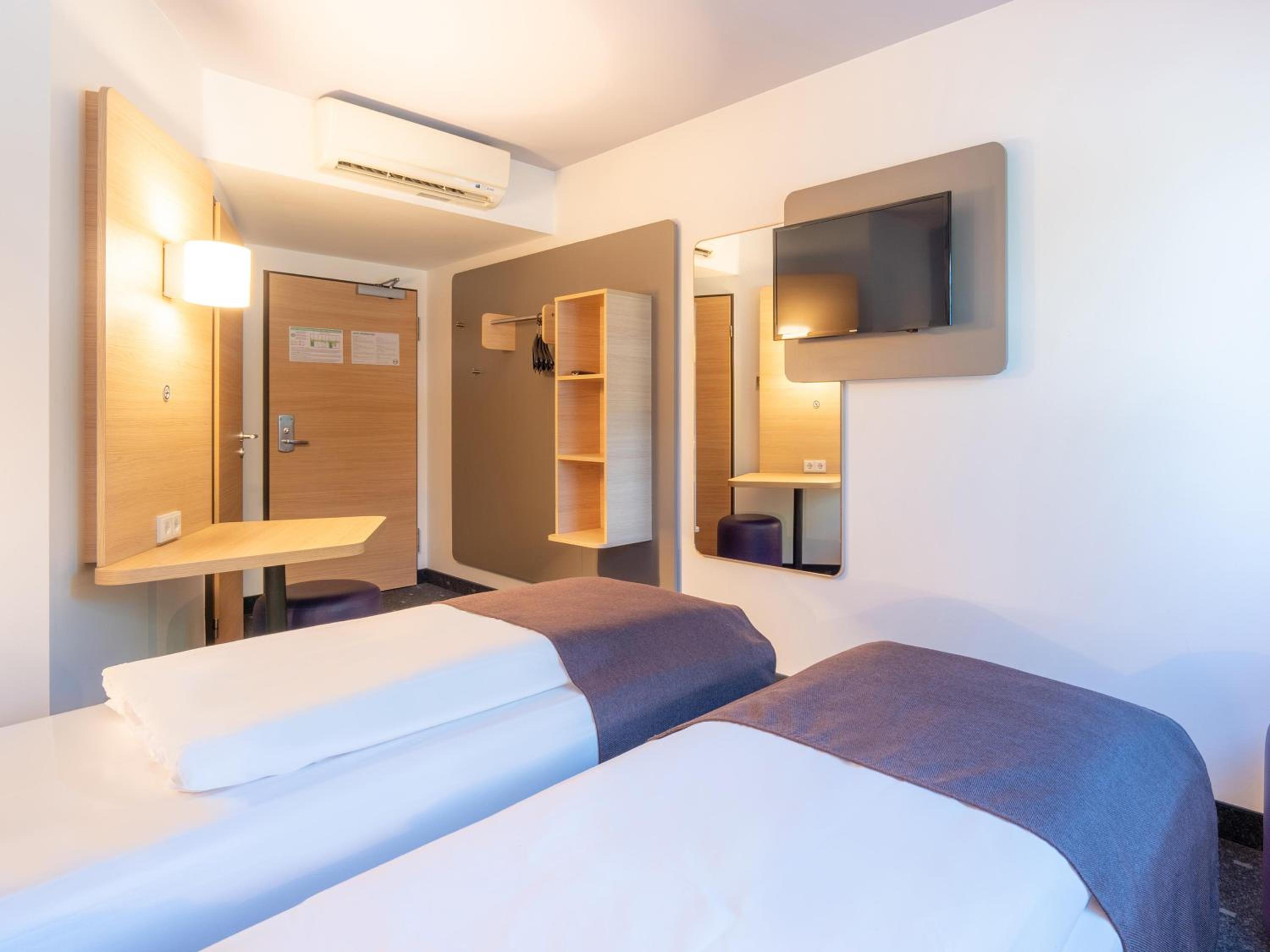 Twin Room thumbnail 5