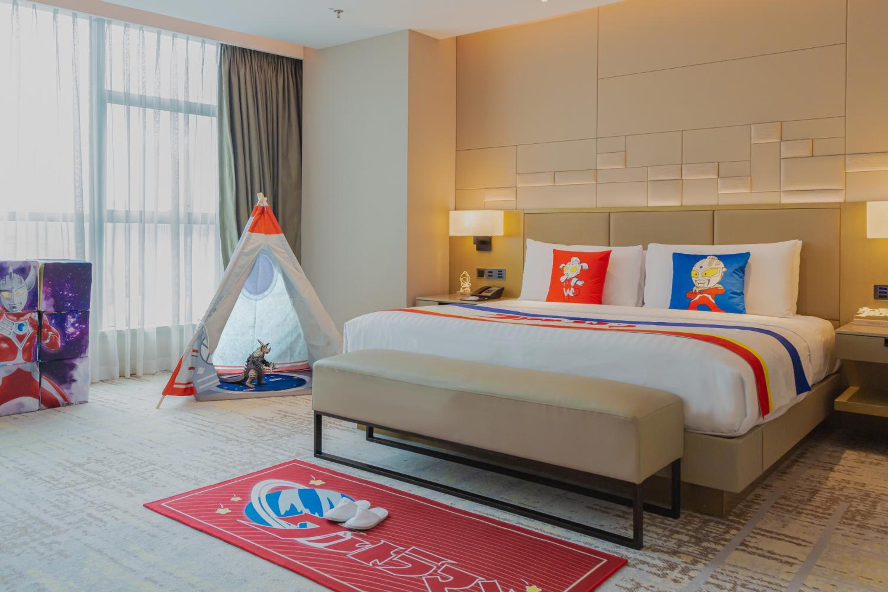 Family Room with King Bed and Twin Towers View