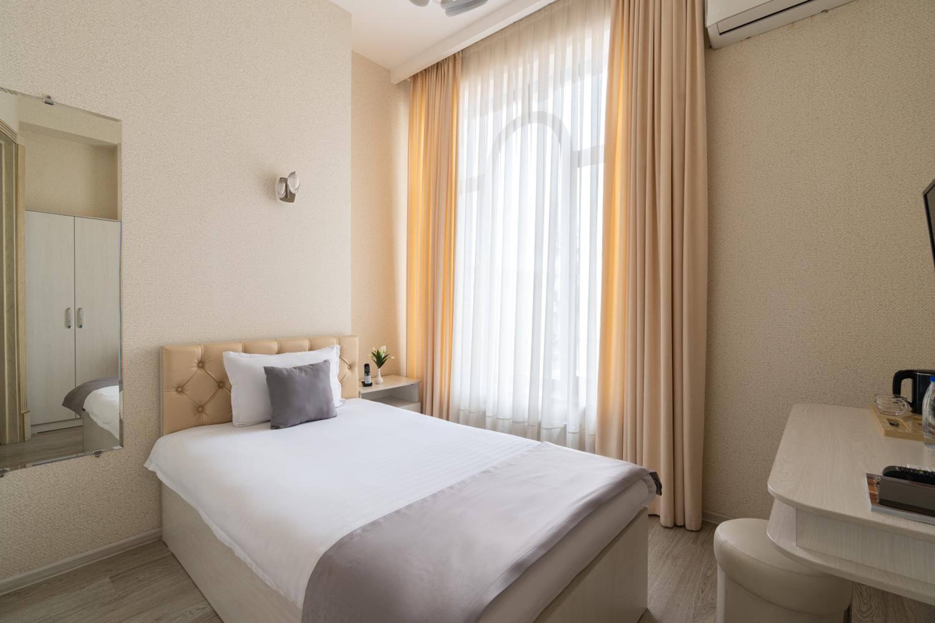 Single Room - Photo 2
