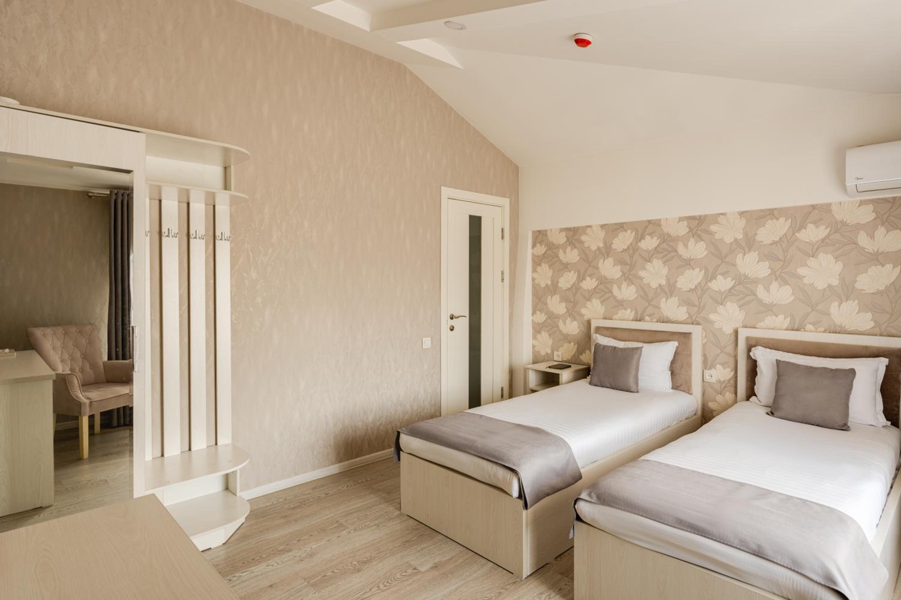 Standard Twin Room - Photo 8