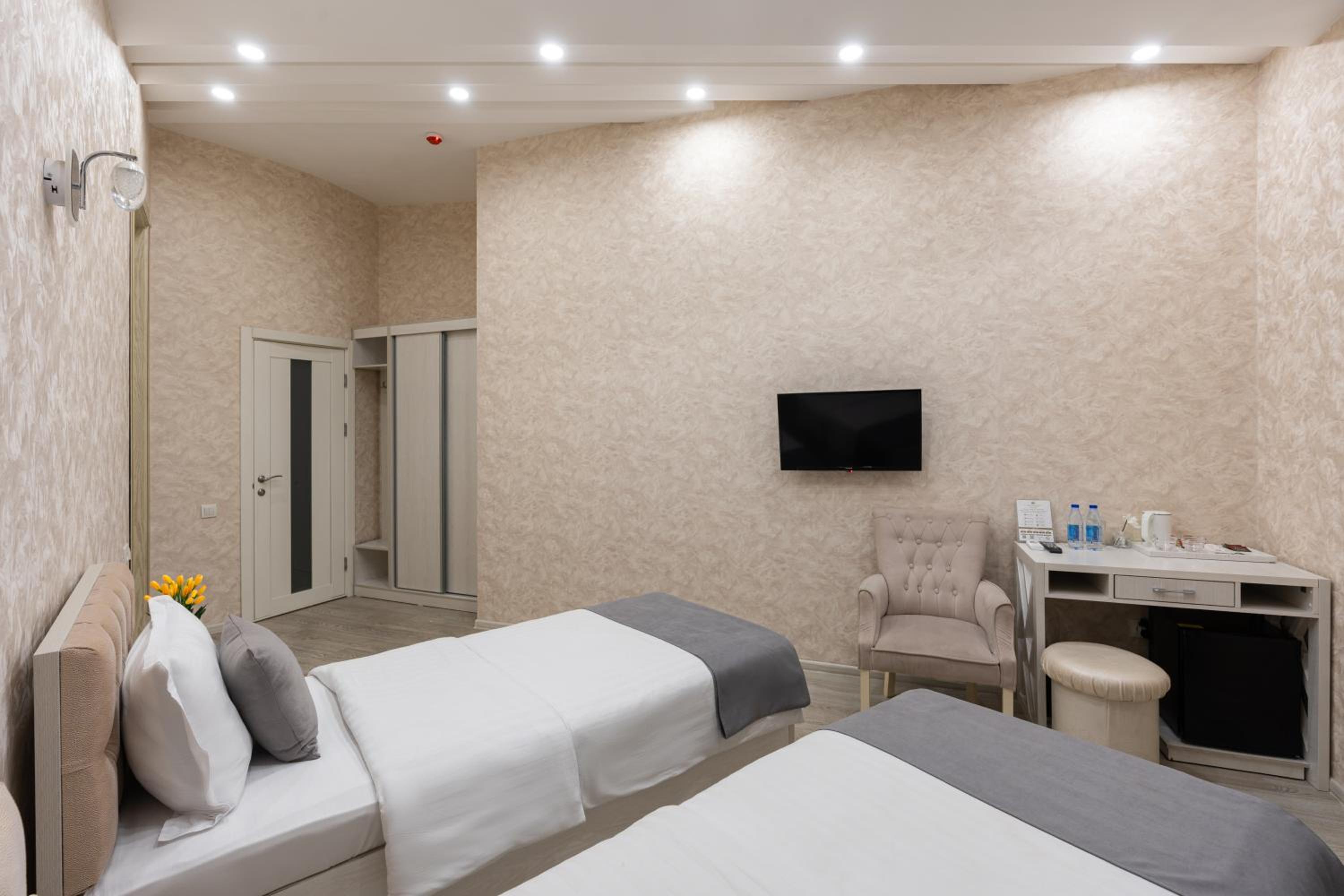 Standard Twin Room - Photo 11