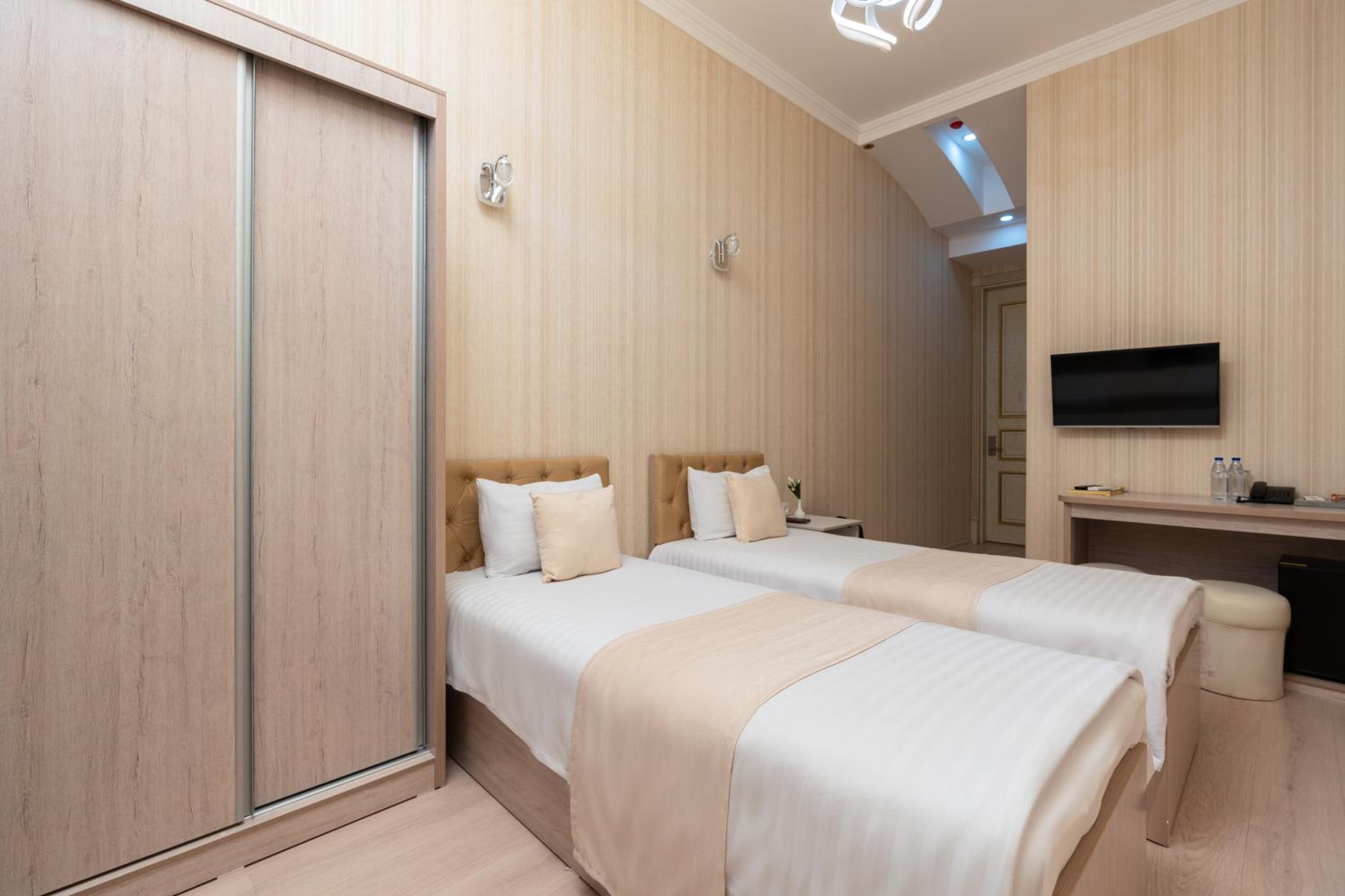 Standard Twin Room - Photo 6